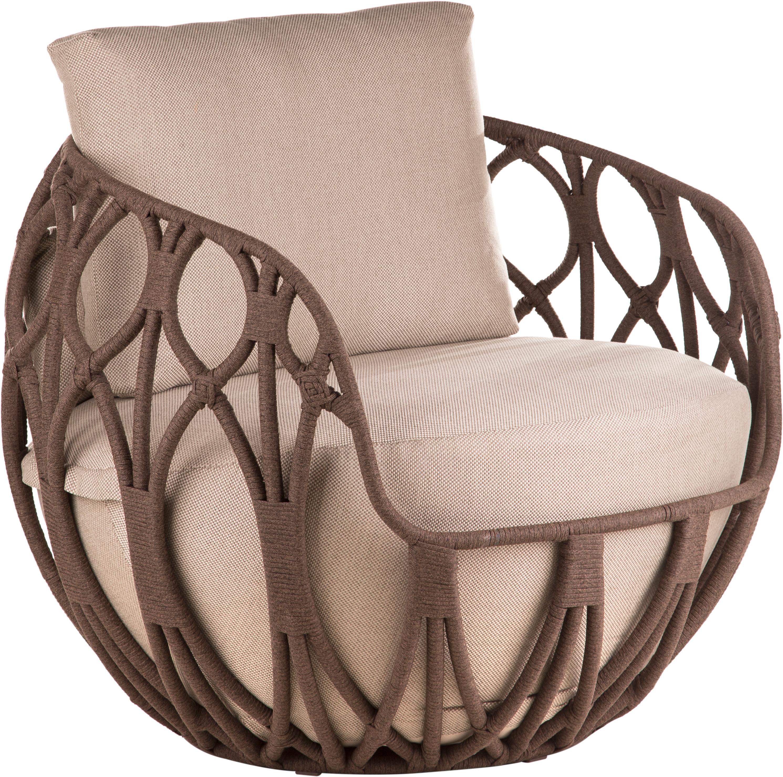 Dans le concept du fauteuil Tecoara, les lignes organiques sont courbées avec subtilité. Fluides, ils composent l'esthétique robuste qui équilibre légèreté et vigueur. Originaire de la famille linguistique tupi-guarani, le nom de la pièce comprend
