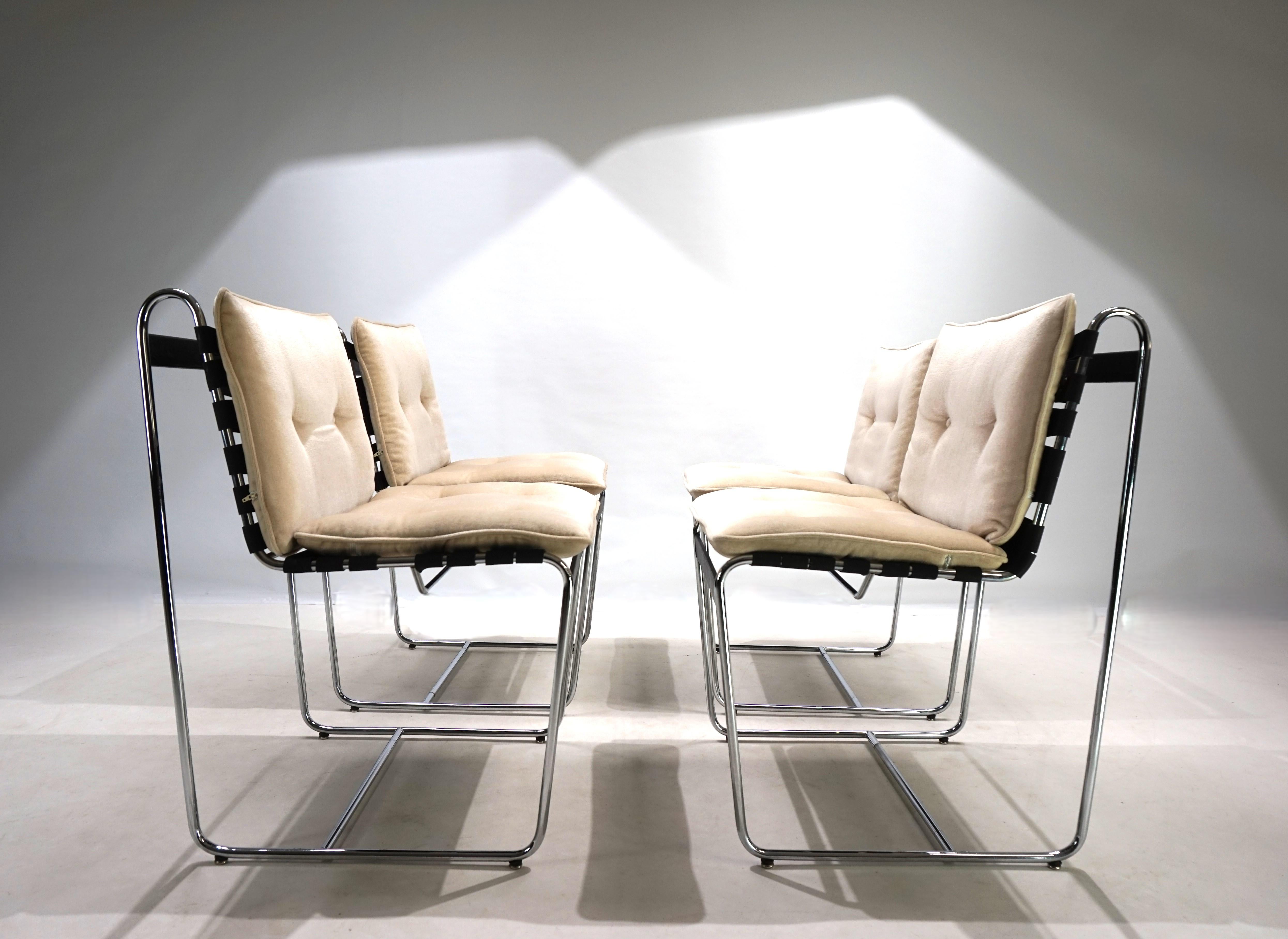Un fantastico set di quattro delle eccezionali sedie D 96 di Tecta. Le sedie, dalle linee minimaliste, sono in ottime condizioni. I telai in tubolare d'acciaio cromato presentano una patina minima. Il rivestimento è in tessuto mohair/velour color