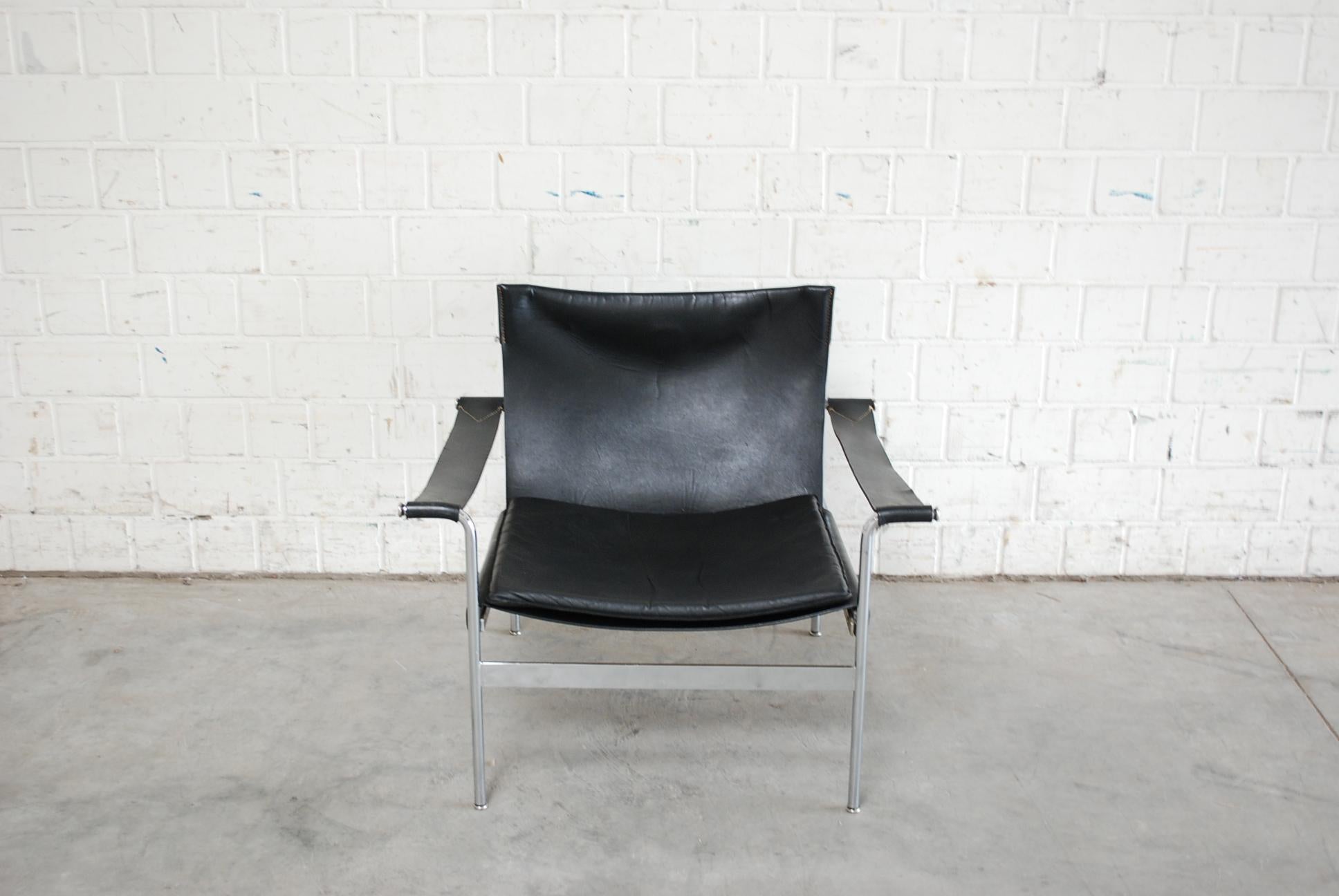 This armchair was manufactured by Tecta in the 1960s.
Design is from Hans Könecke.
It features a tubular steel and flat steel frame and an aniline leather and hide upholstery.
The seat cushion is loose and can be removed.