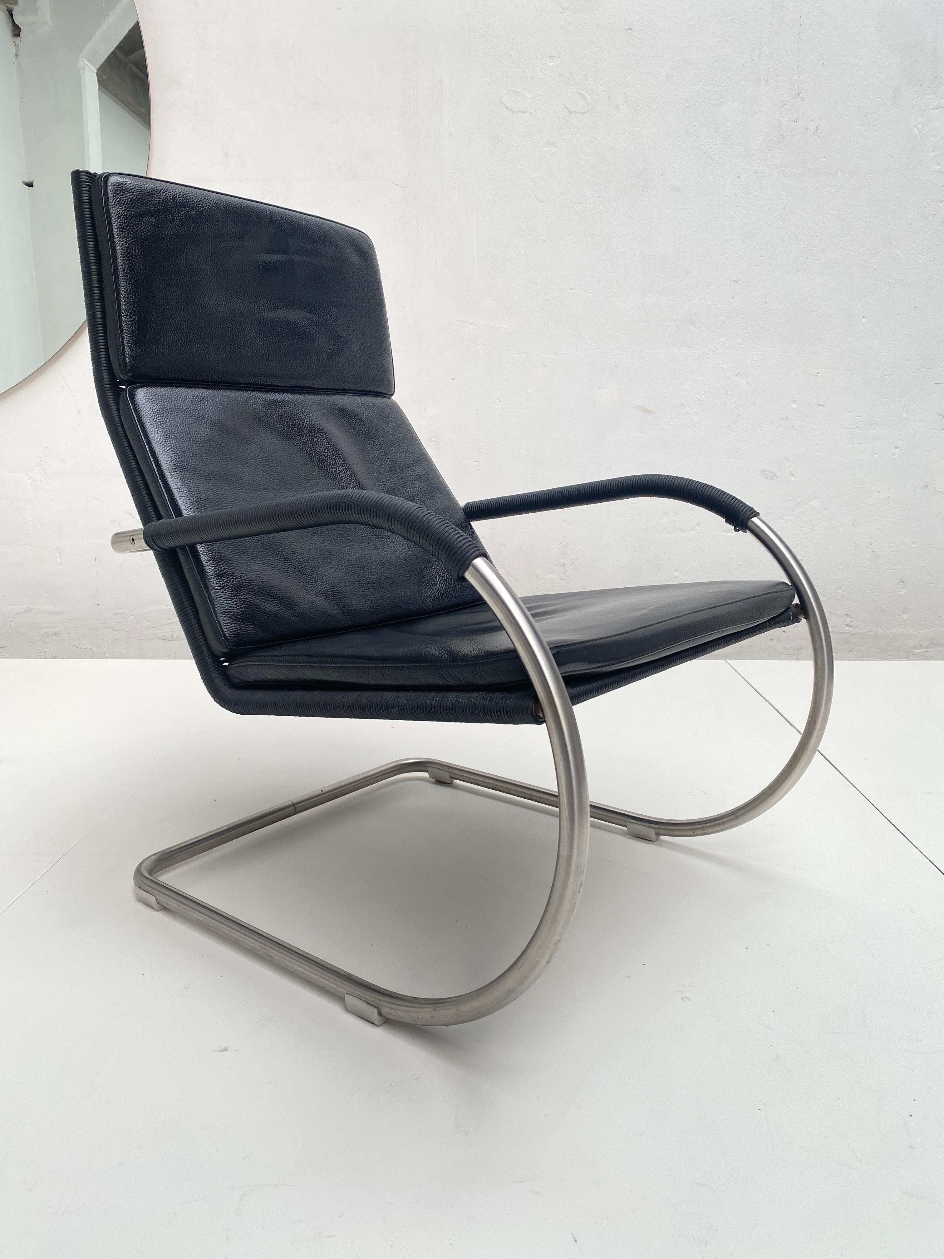 The black leather and plastic woven wicker Tecta D35 is an elegant lounge chair in which you can relax and unwind from everyday life with a newspaper and a glass of wine.
The chair can be easily and infinitely adjusted by simply shifting your