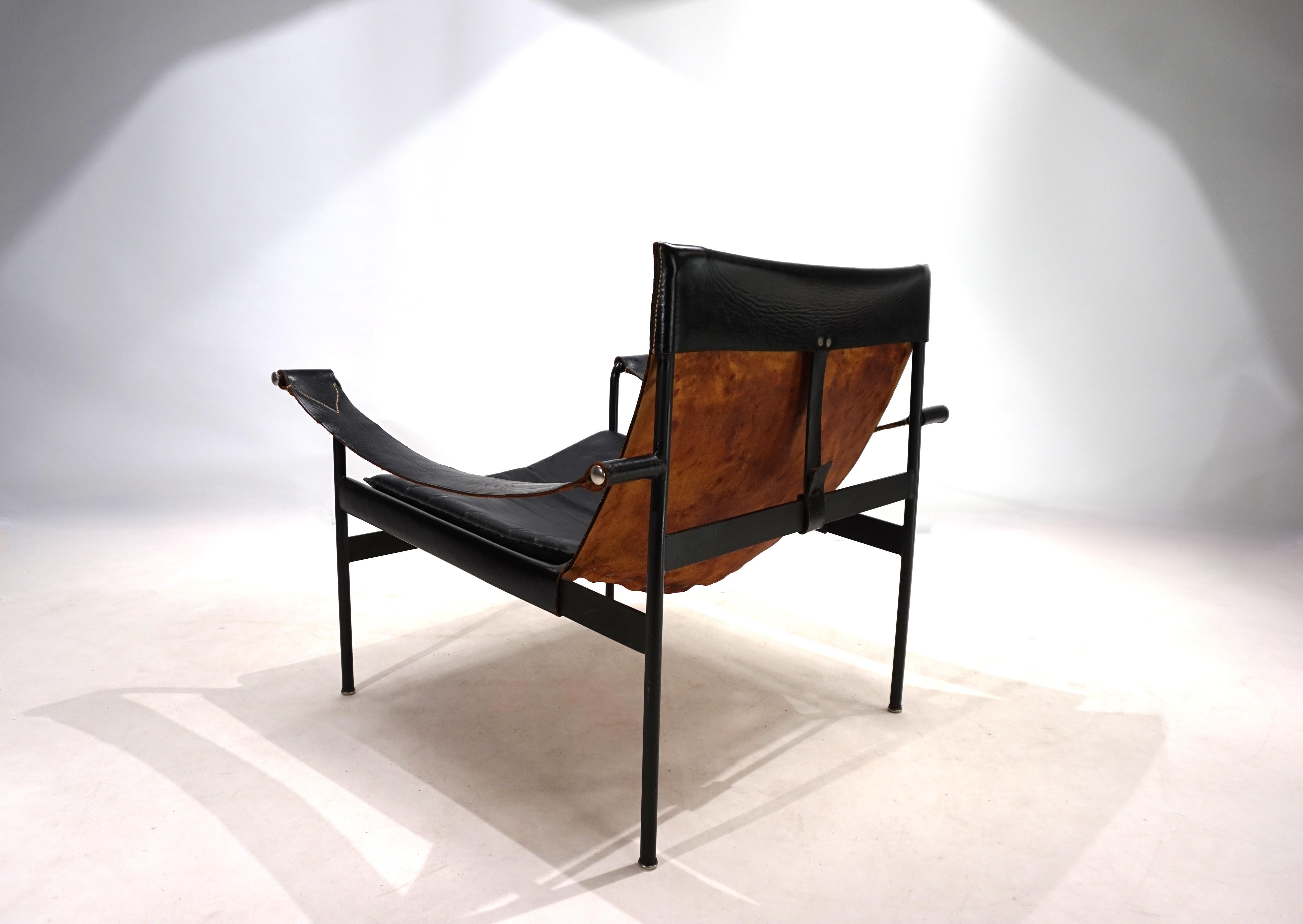 Esta D99 de Tecta viene en cuero grueso negro de silla de montar con montura negra. La D99 fue diseñada por Hans Könecke en la década de 1960 e impresiona por sus claras líneas Bauhaus y su diseño absolutamente atemporal. El cuero de la silla está