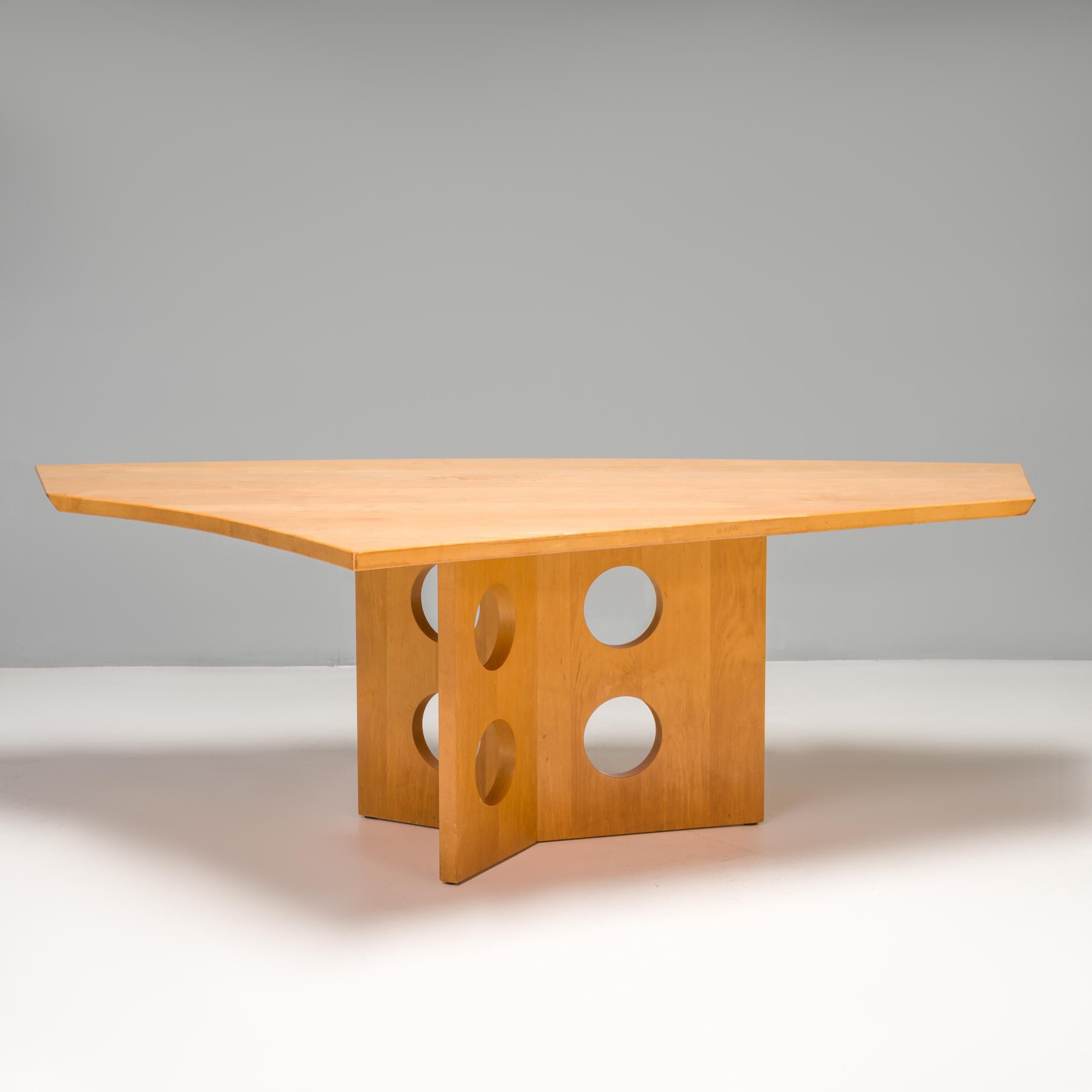 Der Esstisch M23 ist eine Collaboration und ähnelt stilistisch dem Tisch M21, der von Jean Prouvé inspiriert wurde und von Tecta hergestellt wird.

Der aus Massivholz gefertigte Tisch hat einen kantigen Sockel, der aus drei Holzplatten mit je zwei
