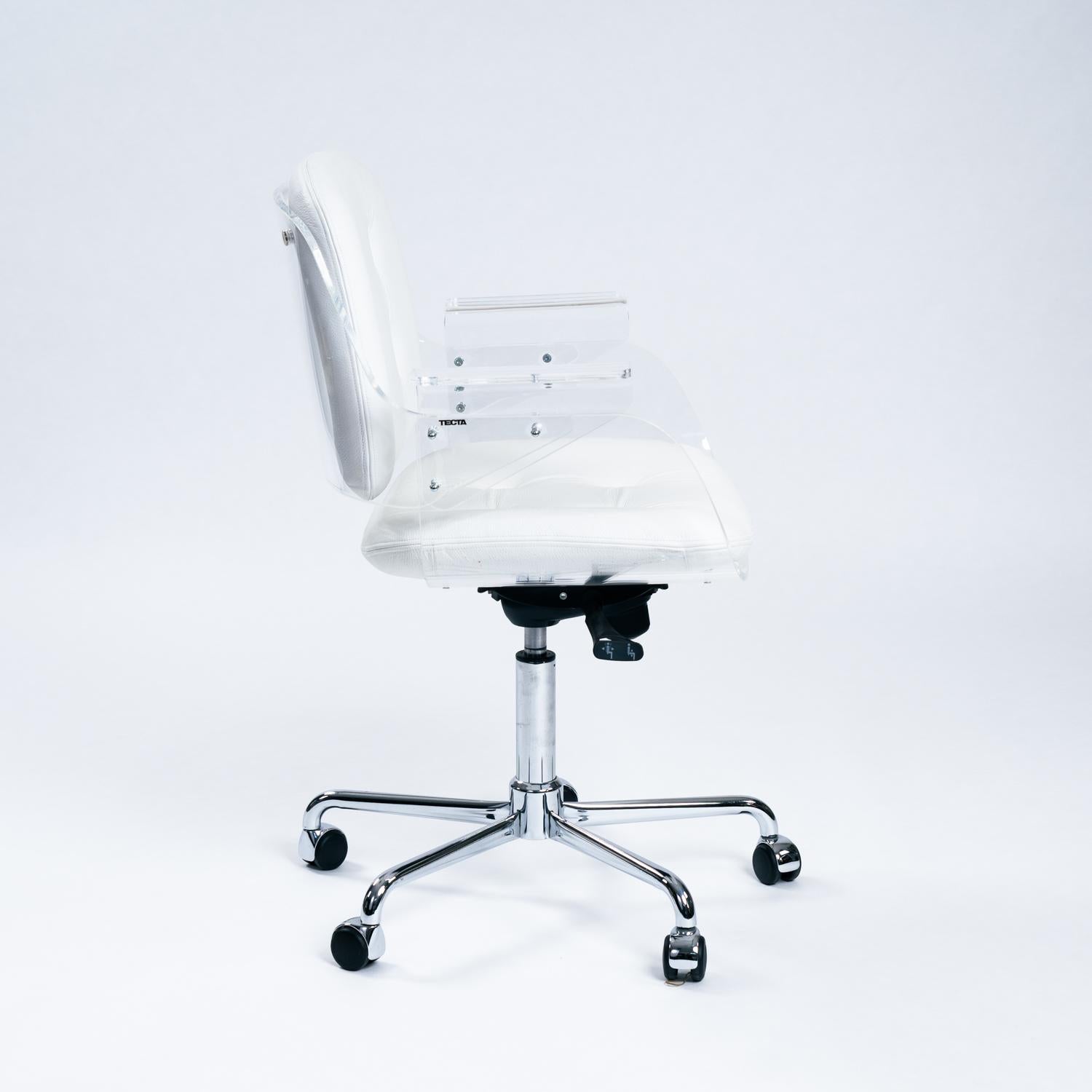 Chaise de bureau Bauhaus Tecta en cuir blanc D49 de Walter Konecke, 1959 Bon état - En vente à Zevenaar, NL