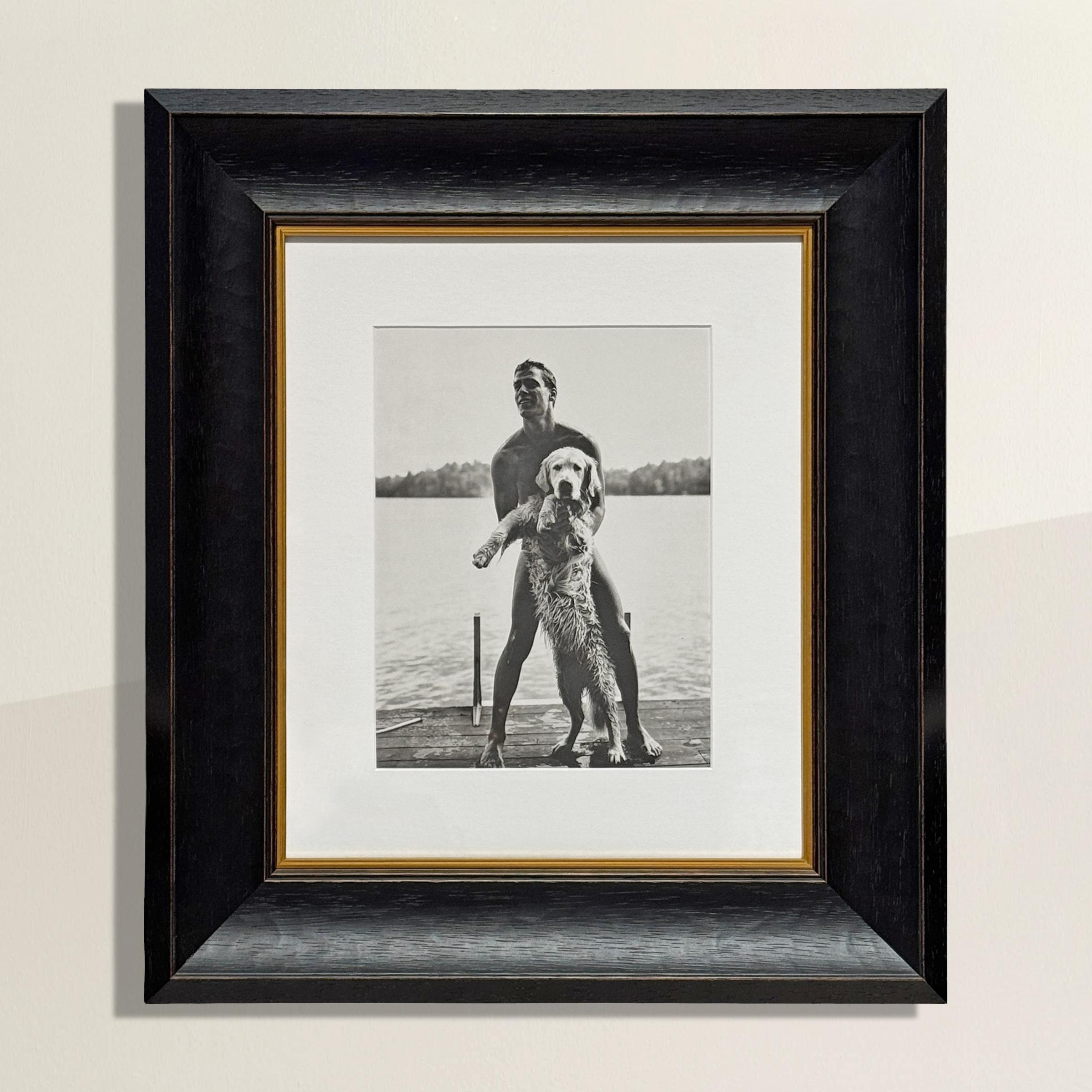 En este fotograbado de 1987, Bruce Weber capta a Ted y a un golden retriever, Rowdy, justo después de bañarse en un lago de Adirondack. Ted está descalzo en un muelle de madera, con el agua aún brillando en su piel, sonriendo a lo lejos con la