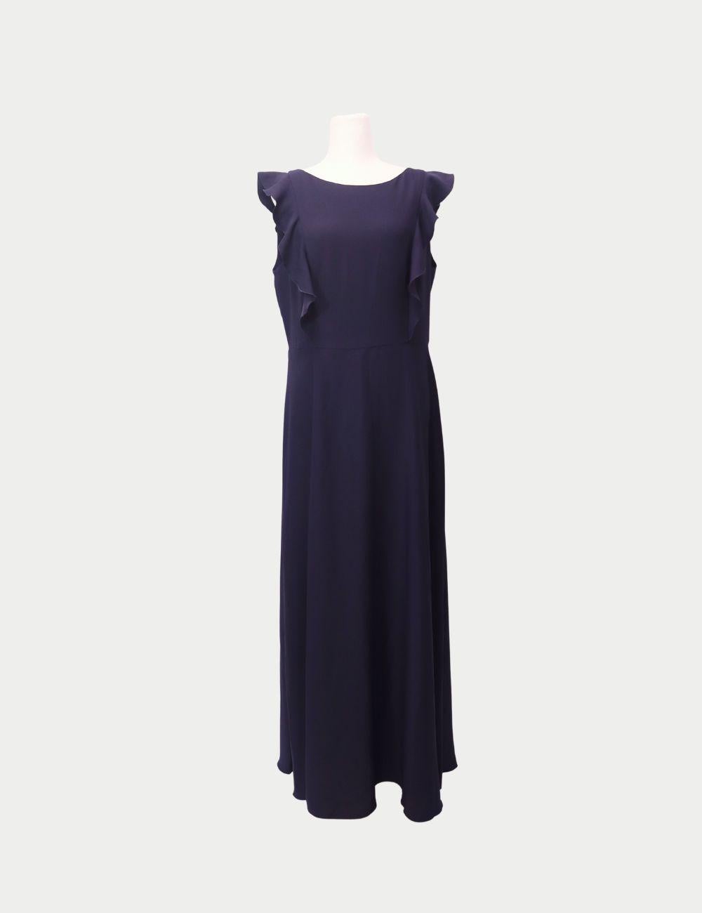 Scopri un'eleganza senza tempo con questo maxi abito navy di Ted Baker, pensato per serate sofisticate e occasioni speciali. Realizzato in tessuto fluido, questo abito senza maniche presenta delicati accenti di ruches sulle spalle, una linea di