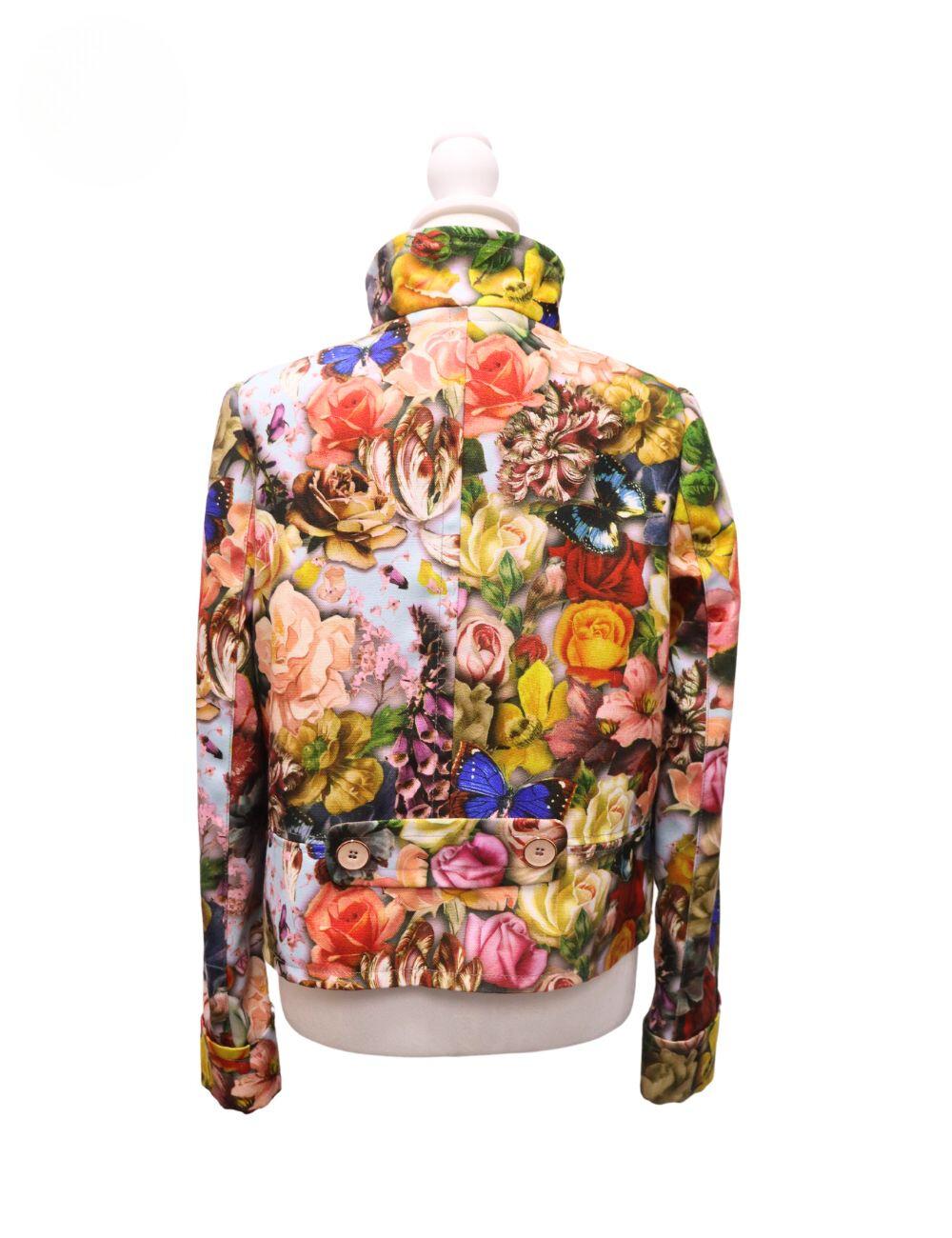 Ted Baker Lornah Floral Jacket, Features long sleeves, dual front welt pockets, regular fit, front button closures.

Material: 100% Polyester
Size: EU 40 / 3
Bust: 94cm
Waist: 76cm
Hip: 103cm
Condition: Good
