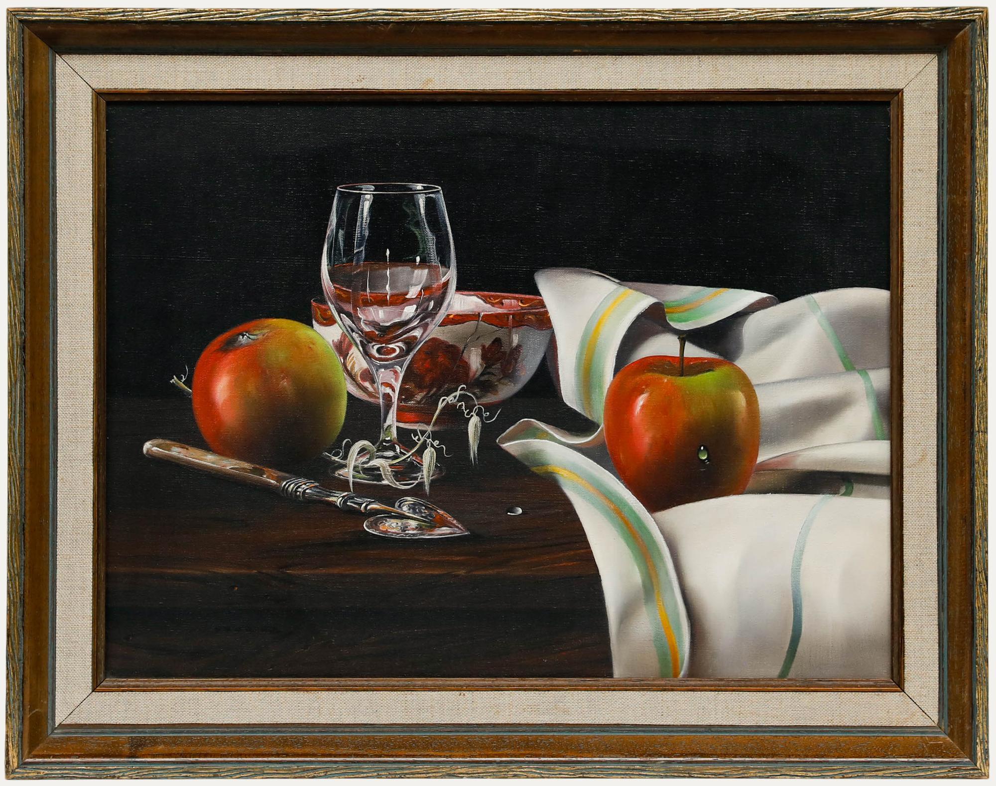 Una scena di natura morta iperrealistica dell'artista britannico da collezione Ted Dyer (nato nel 1940). Questa composizione di natura morta mette in mostra la maestria dell'artista nel creare luci e ombre, con bicchieri da vino di cristallo e mele