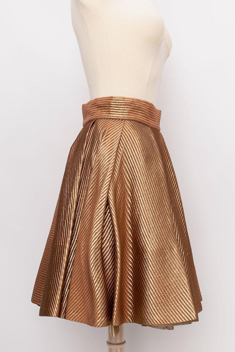 Ted Lapidus - Pleated skirt composed of iridescent gold brocade, together with a tulles and silk taffeta petticoat. No size tag, it fits a size 36FR.

Additional information: 
Dimensions: Waist: 64 cm (25.19