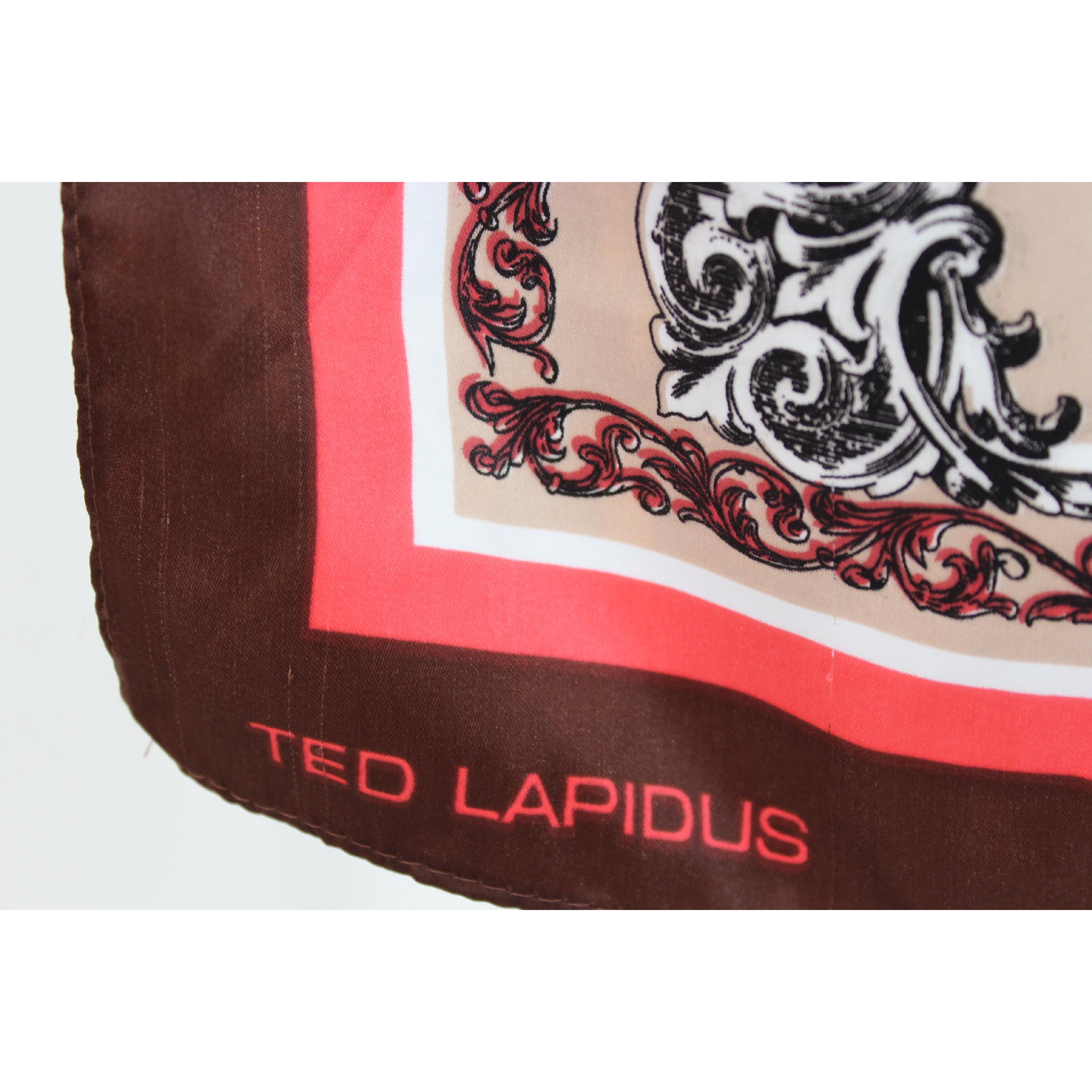 Foulards vintage Ted Lapidus, marron et rouge avec des motifs floraux, 100% polyester. 1980s. Fabriquées en Italie. Excellent état vintage.

Mesures : 75 x 75 cm