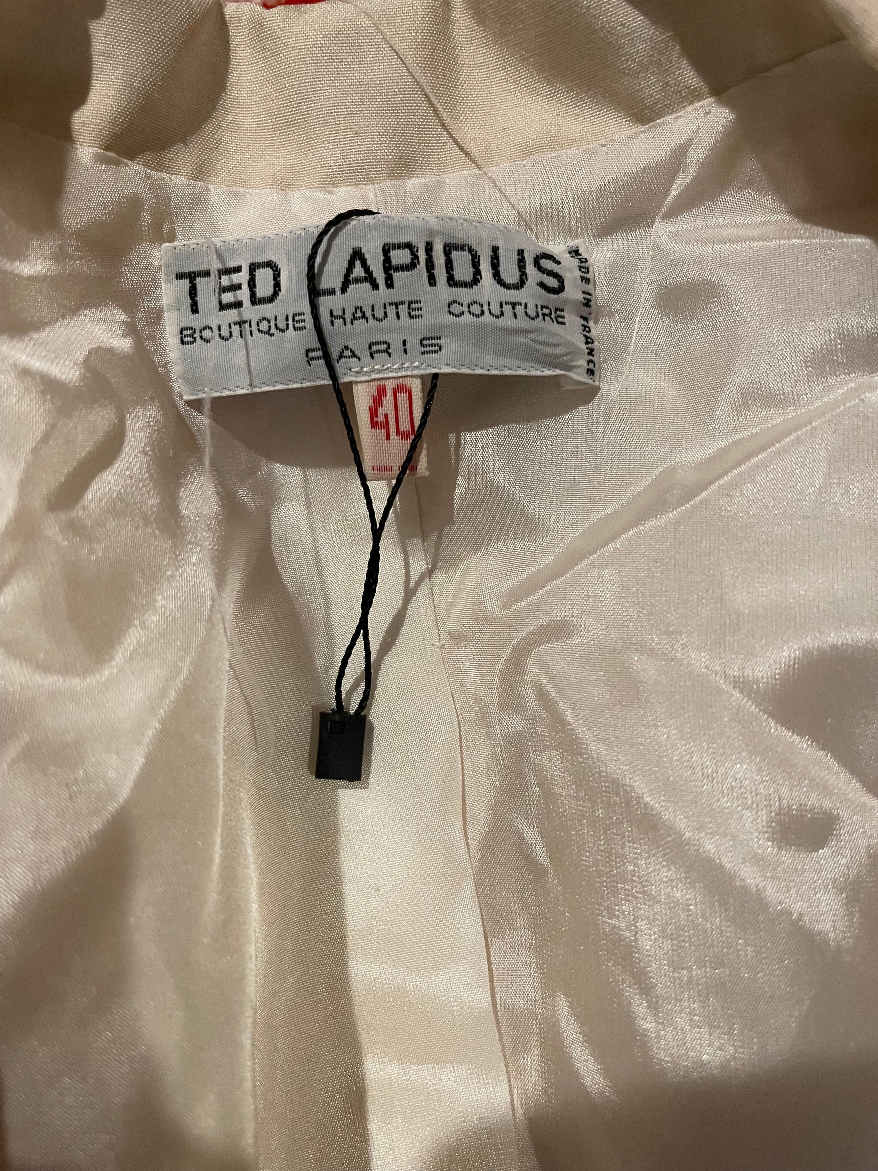 Unglaubliche und seltene späten 70er TED LAPIDUS Haute Couture Elfenbein / off weiß nautischen Seemann Seide Rock Anzug ! Maßgeschneiderter Blazer mit goldgesticktem Anker auf der linken Brusttasche. Revers und Kragen sind an den Rändern mit einer