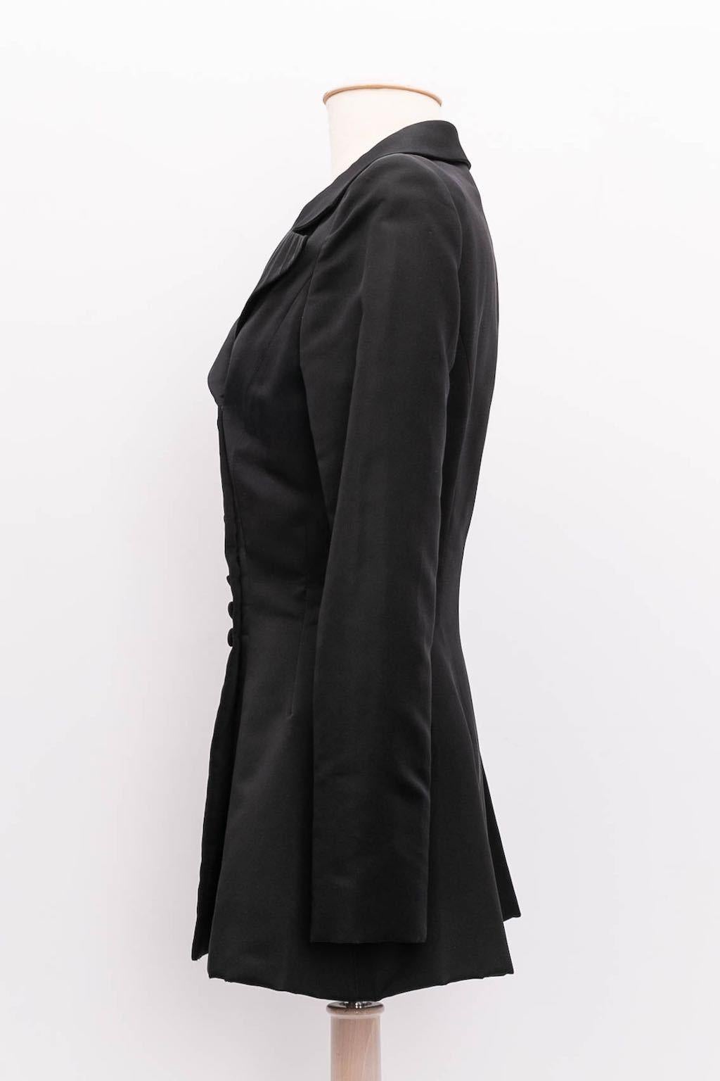 Ted Lapidus Haute Couture - Black satin jacket with five false pockets. No composition or size tag, it fits a size 36FR.

Additional information:
Condition: Very good condition
Dimensions: Shoulders: 42 cm (16.53
