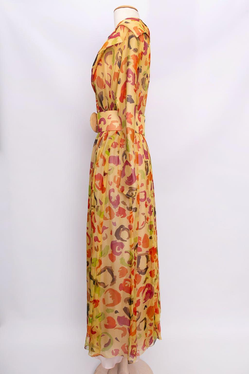 Ted Lapidus Haute Couture - Wrap dress composed of silk chiffon. No composition or size tag, it fits a size 36FR.

Additional information: 
Dimensions: Shoulders: 42 cm (16.54