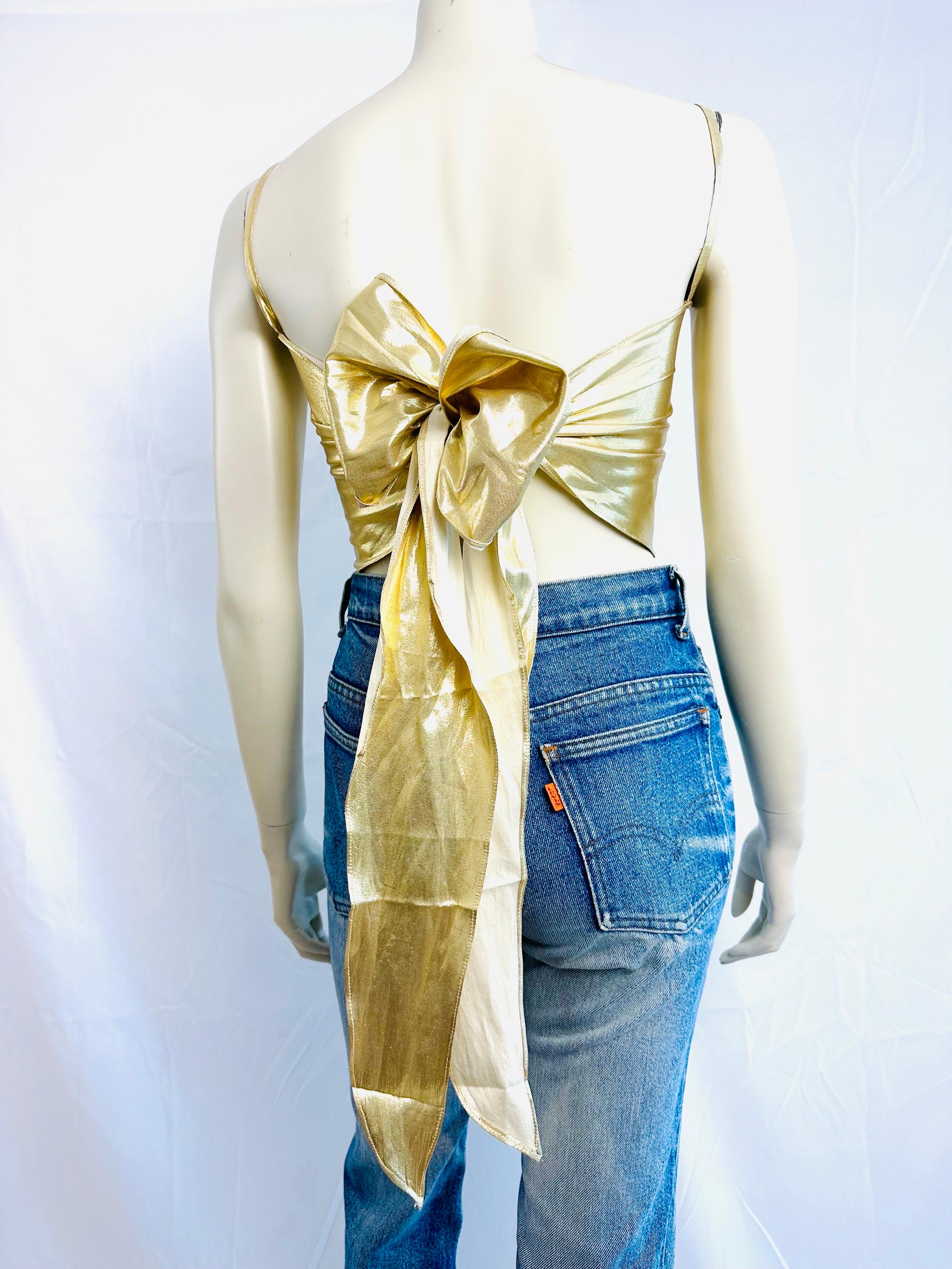 Ted Lapidus strapless bustier that ties at the back.
Several ways to tie it...
Superb, luminous gold lamé!
Estimated size 36, which may also fit a 38.
Size and composition labels are missing.
In very good vintage condition 