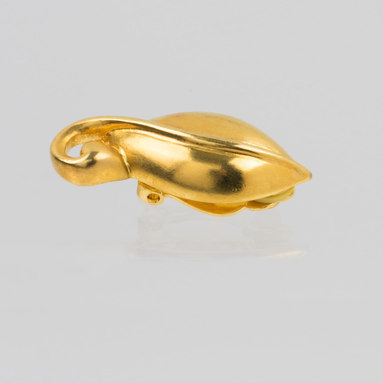 Pendientes de clip con voluta de metal dorado Ted Lapidus Paris en venta 1