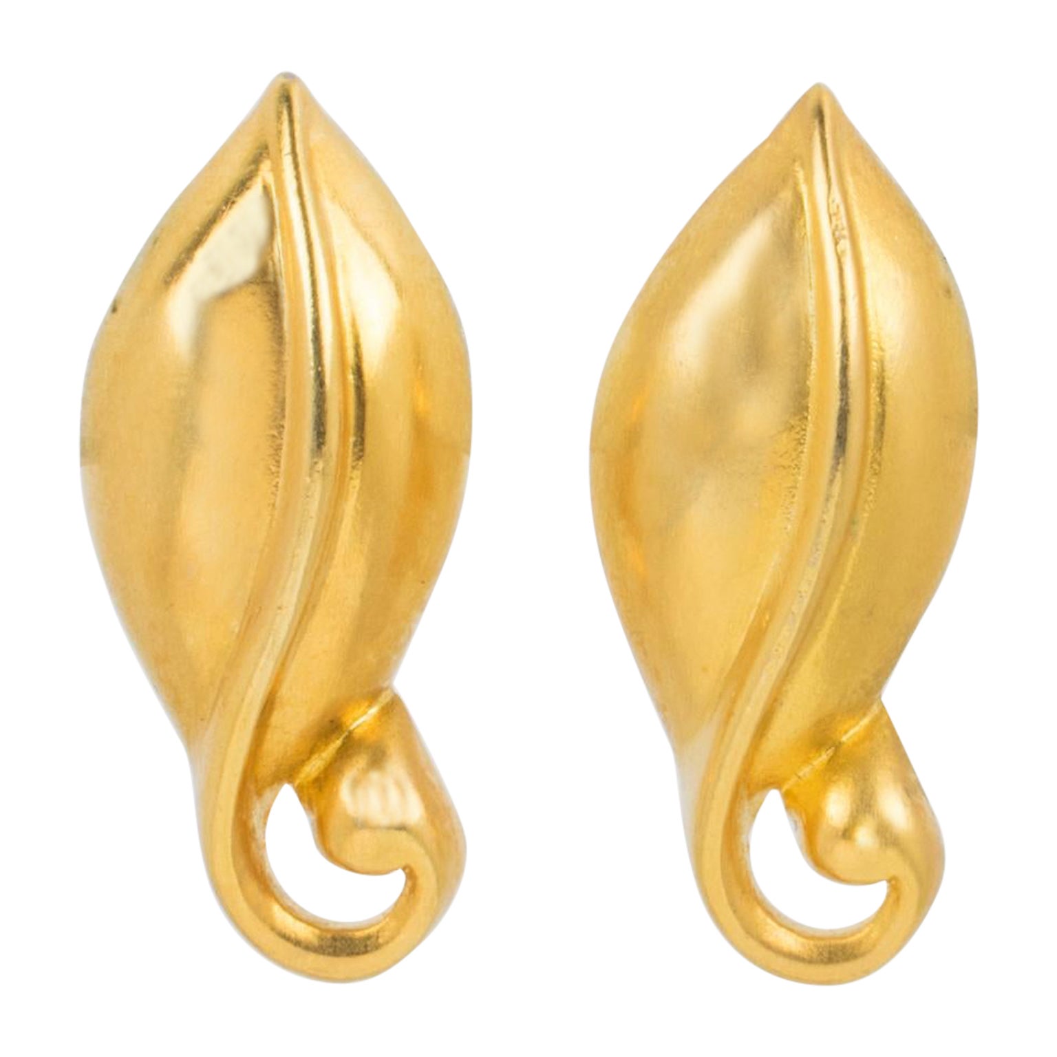 Pendientes de clip con voluta de metal dorado Ted Lapidus Paris en venta