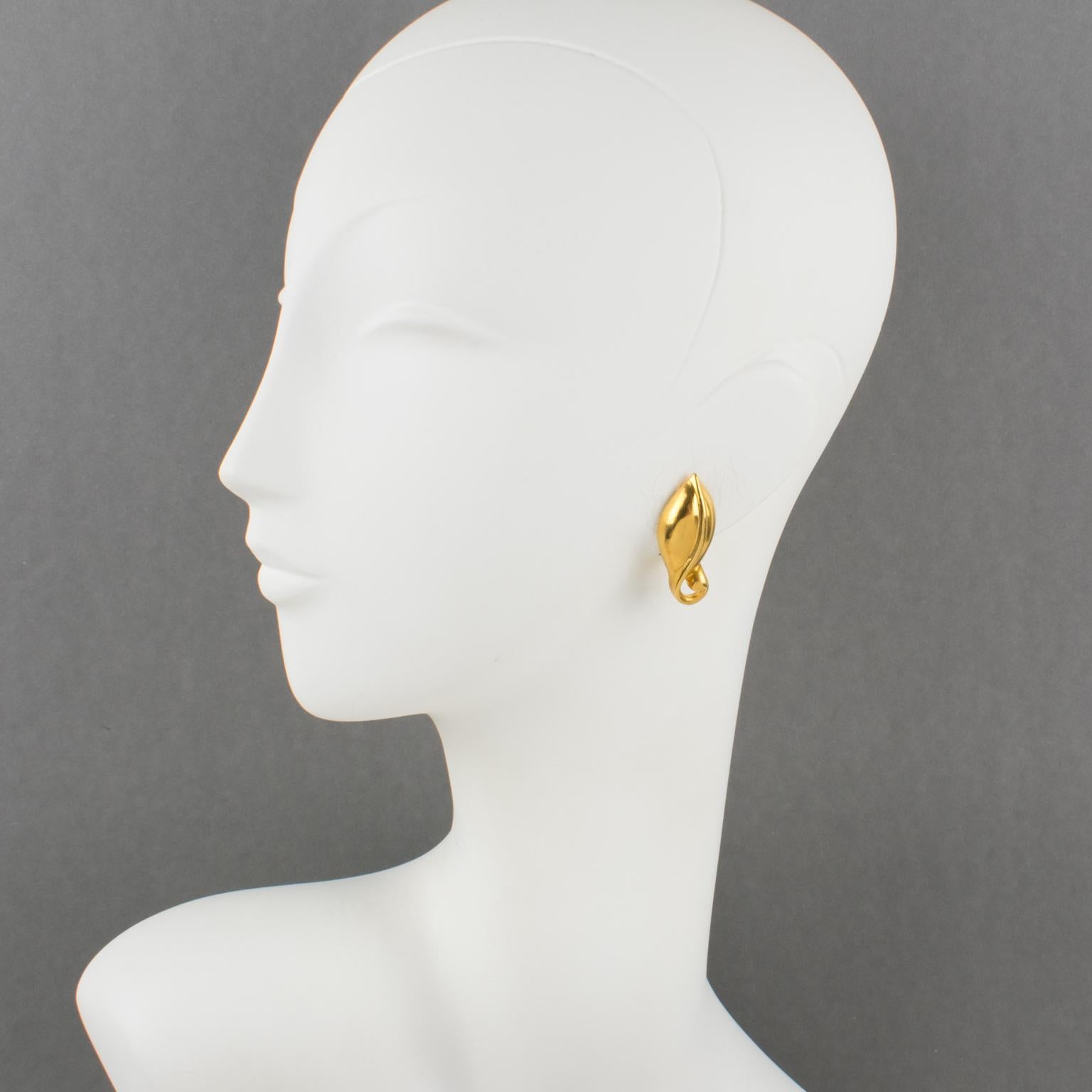 Ted Lapidus Paris designed these charming clip-on earrings. The pieces boast a dimensional shiny satin gilt metal volute. They are marked underside: Ted Lapidus - Paris.
Measurements: 0.63 in wide (1.5 cm) x 1.38 in high (3.5 cm).