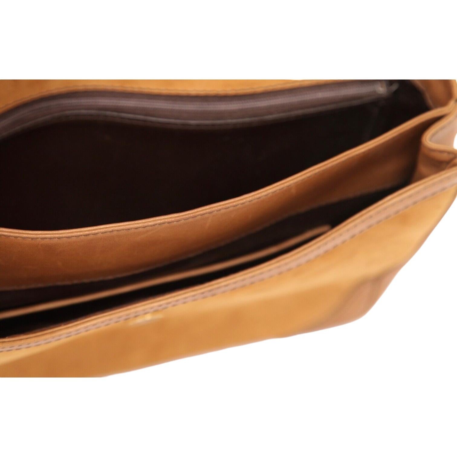 TED LAPIDUS PARIS Bolso de hombro Piel de ante Tan Flap Gold-Tone HW VINTAGE en venta 6