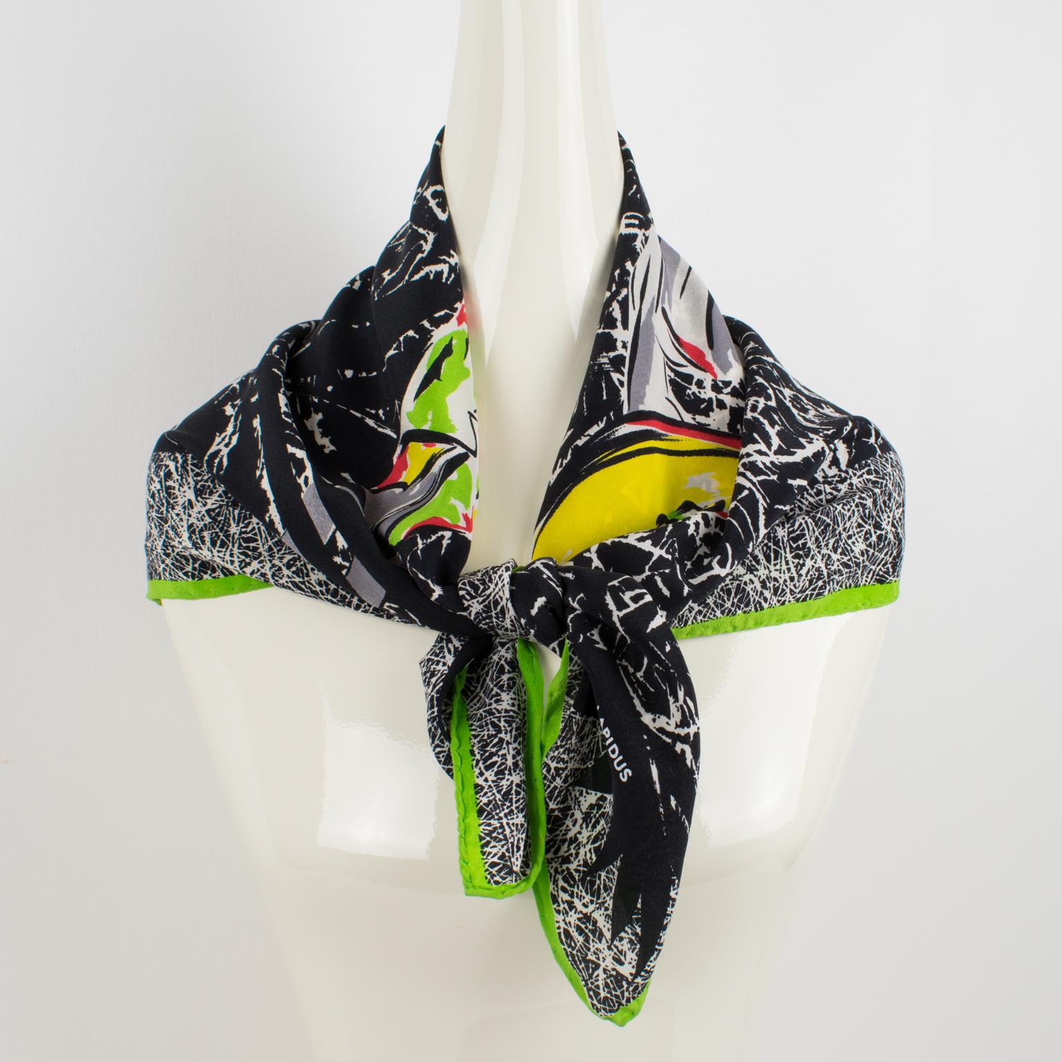 Cette élégante écharpe en soie Ted Lapidus Paris présente deux mannequins élégants imprimés dans une combinaison assortie de tons multicolores sur un fond noir et blanc à motif hautement texturé avec une bordure vert avocat. La pièce est marquée du