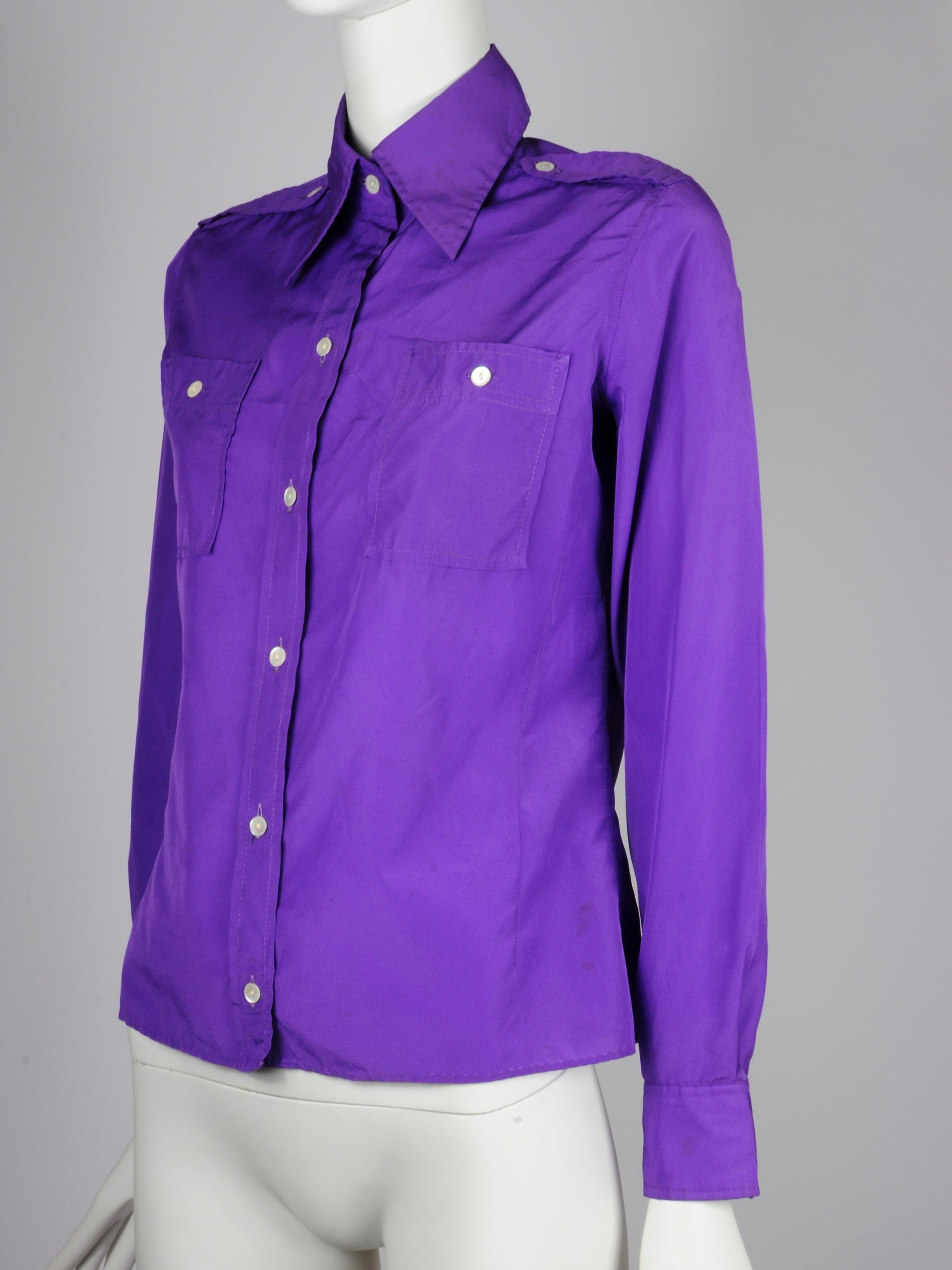 Ted Lapidus 1970er Jahre lila Bluse mit militärischen / Uniform Stil Schulter Details und Taschen. Die Bluse hat einen typischen 1970er-Jahre-Kragen und einen schönen hellen Lila-Farbton. 

MARKENBESCHREIBUNG
Ted Lapidus gründete sein Modehaus 1951