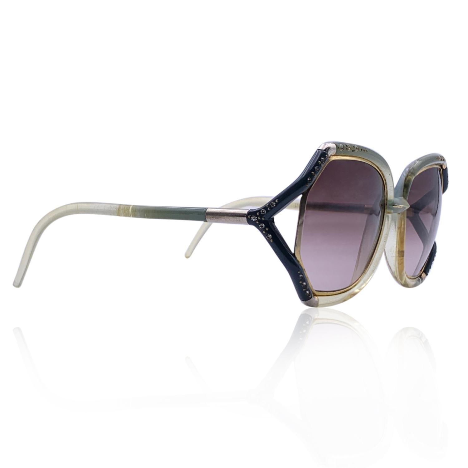 Rare lunettes de soleil vintage TED LAPIDUS oversized mod. TL10 Fabriquées en France. Cadre bicolore découpé, vert clair et gris, avec finition en métal doré. Embellissement en cristaux sur le devant. Verres gradients marron. protection UV à 100%.