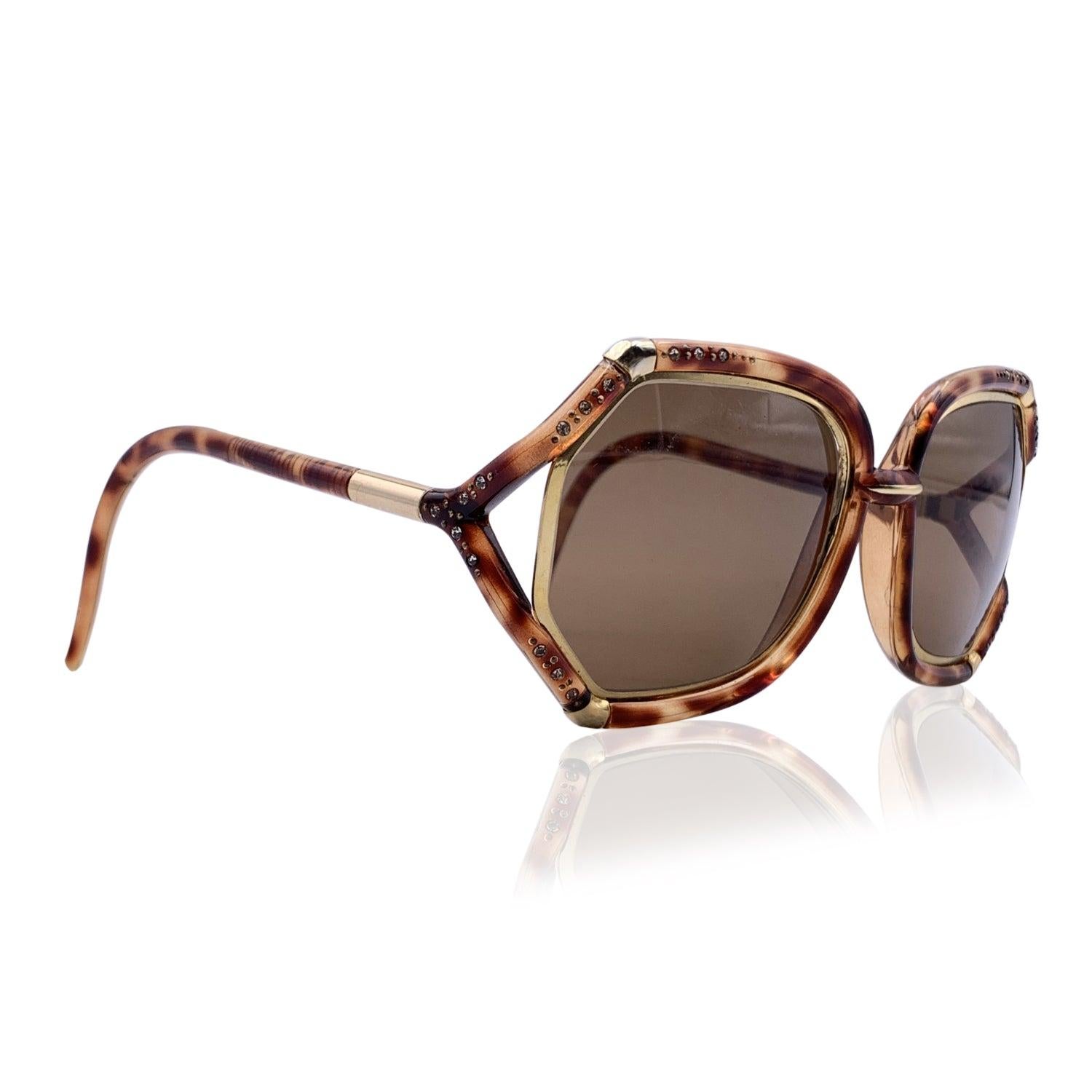 Rare lunettes de soleil oversize vintage TED LAPIDUS mod. TL1002 Fabriqué en France. Monture en acétate brun découpé, avec finition en métal doré. Embellissement en cristaux sur le devant. Verres bruns. Protection UV à 100 %. Le même modèle a été