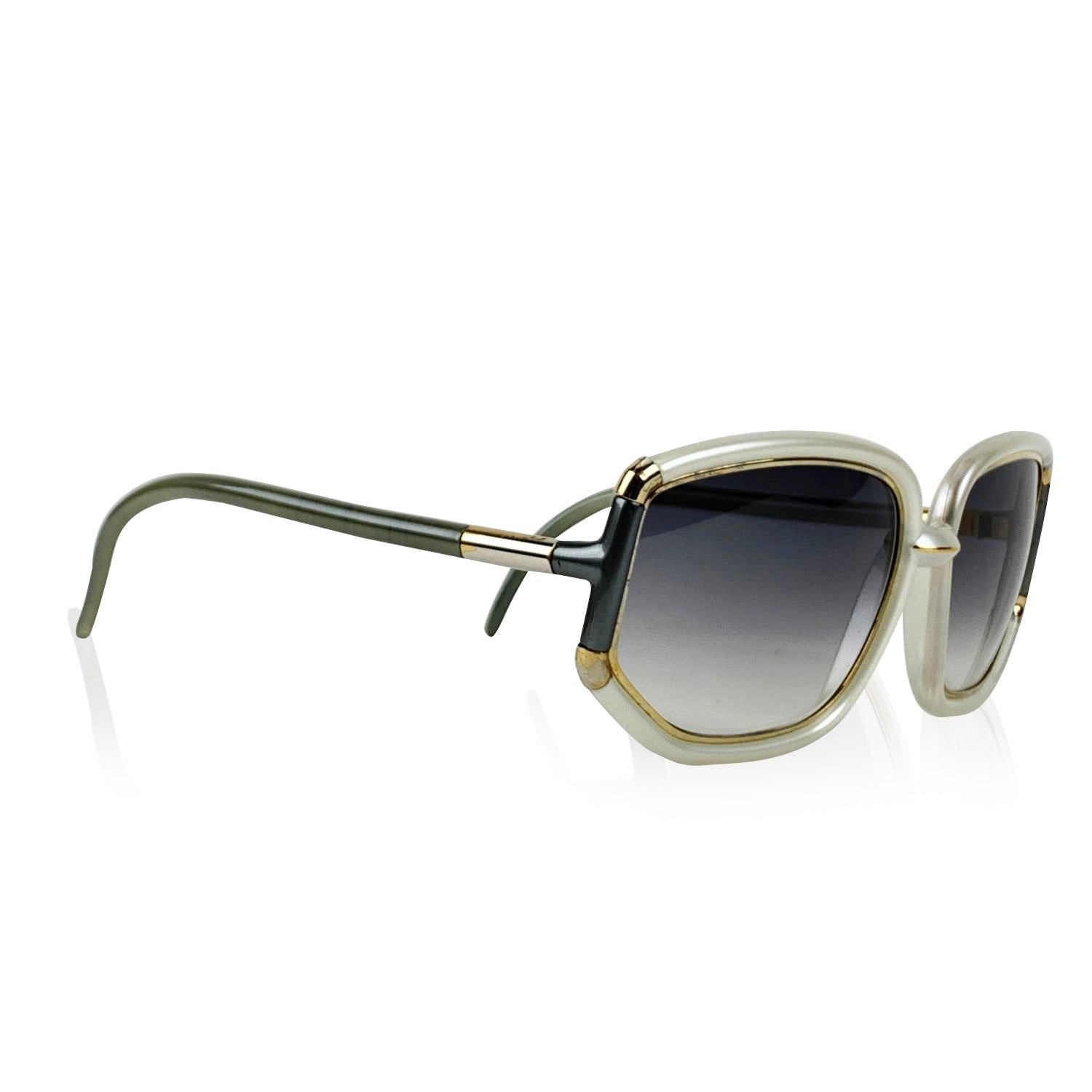 Tauchen Sie ein in die Welt der französischen Mode-Ikonen mit dieser seltenen Vintage-Sonnenbrille in Übergröße von TED LAPIDUS. Diese Sonnenbrille mit dem unverwechselbaren Flair, das den Stil des Designers ausmacht, verfügt über einen markanten