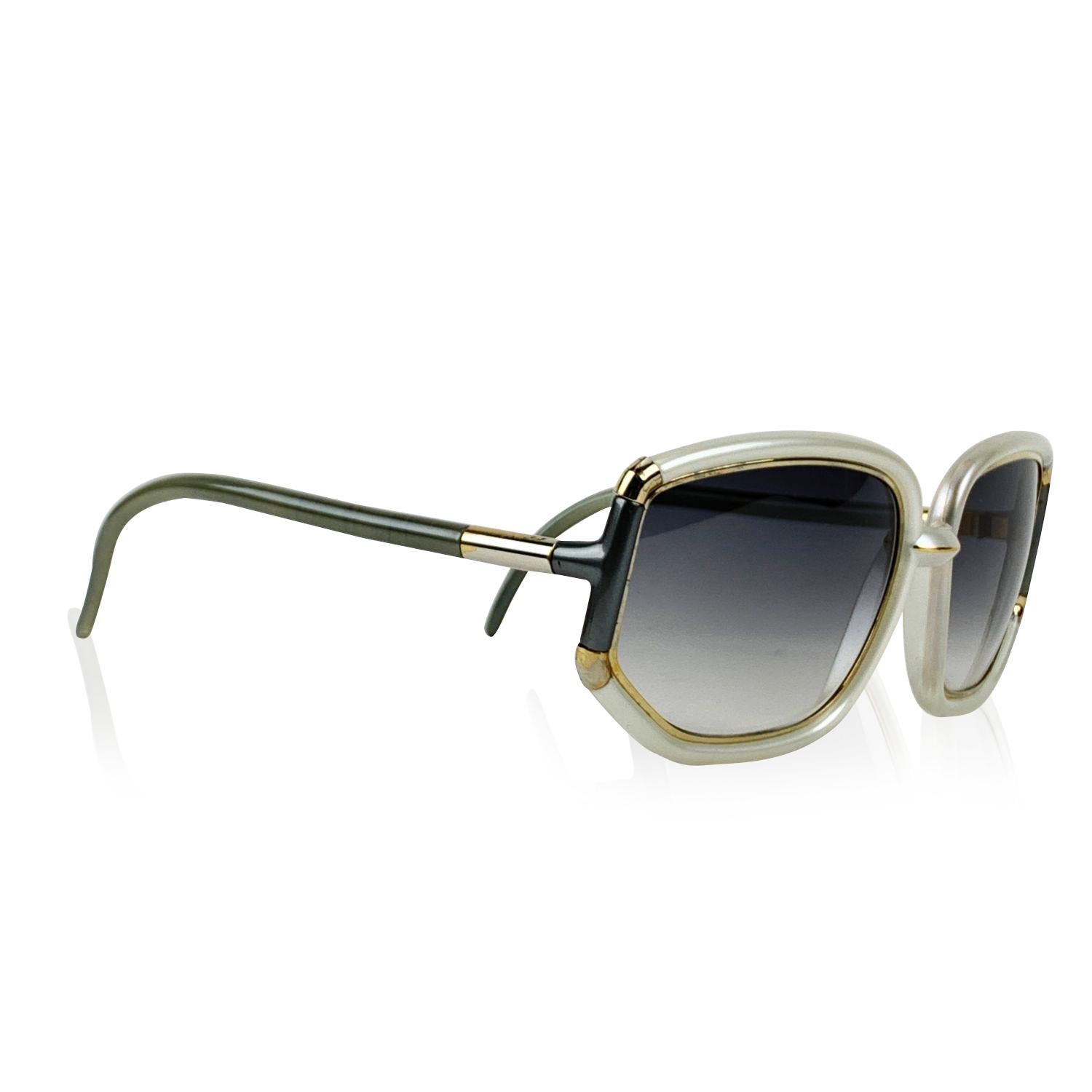Rare lunettes de soleil surdimensionnées vintage TED LAPIDUS. Fabriqué en France. Monture carrée en acétate gris avec des accents métalliques dorés. Lentilles grises dégradées. Lentilles de qualité supérieure 100% UV.

Détails

MATERIAL :