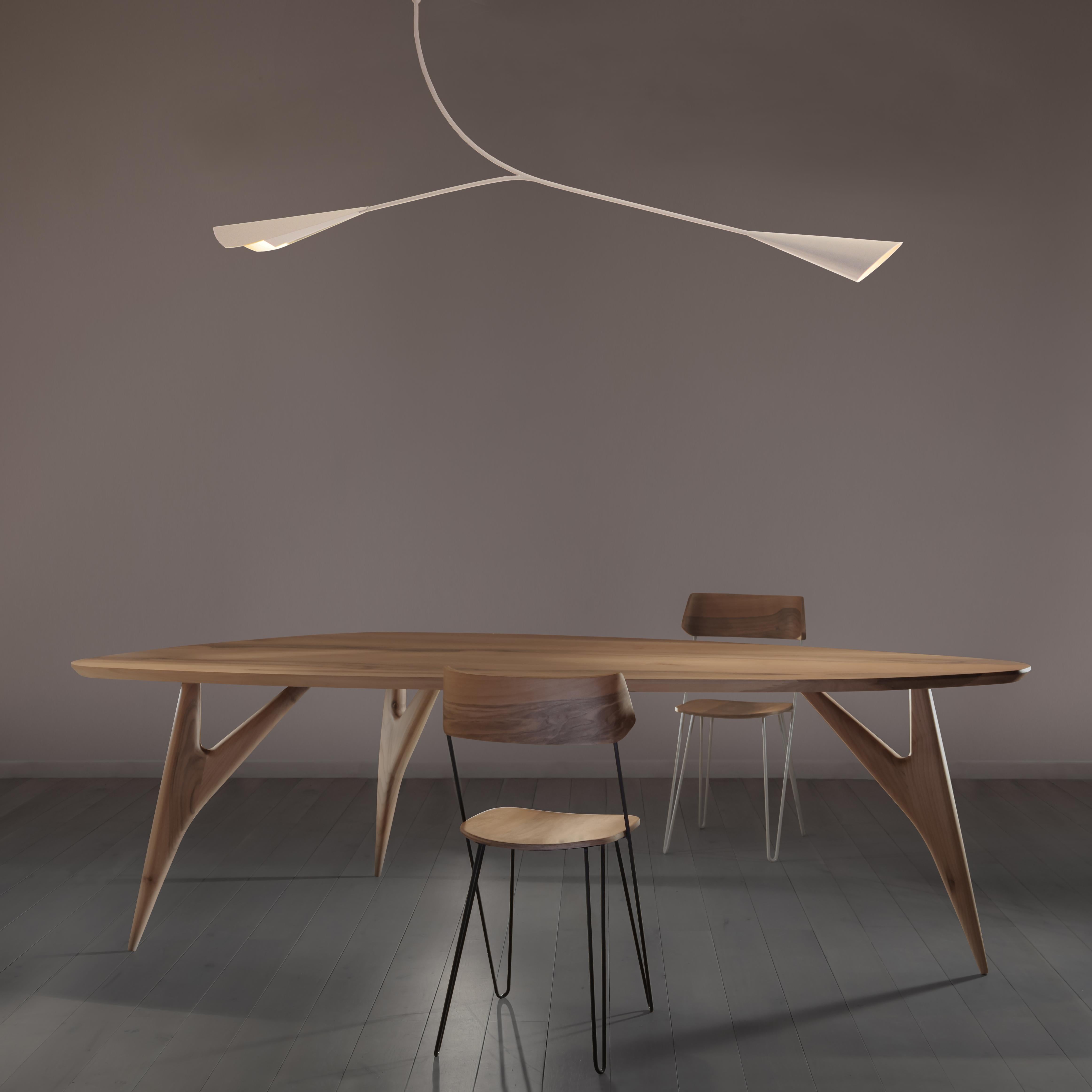 Der TED Masterpiece Dining Table von GREYGE ist ein skulpturales Werk zeitgenössischen Designs, das vollständig in Italien handgefertigt wird.
Dieser Esstisch aus massivem Nussbaumholz, das aufgrund seiner natürlichen Maserung und seiner warmen
