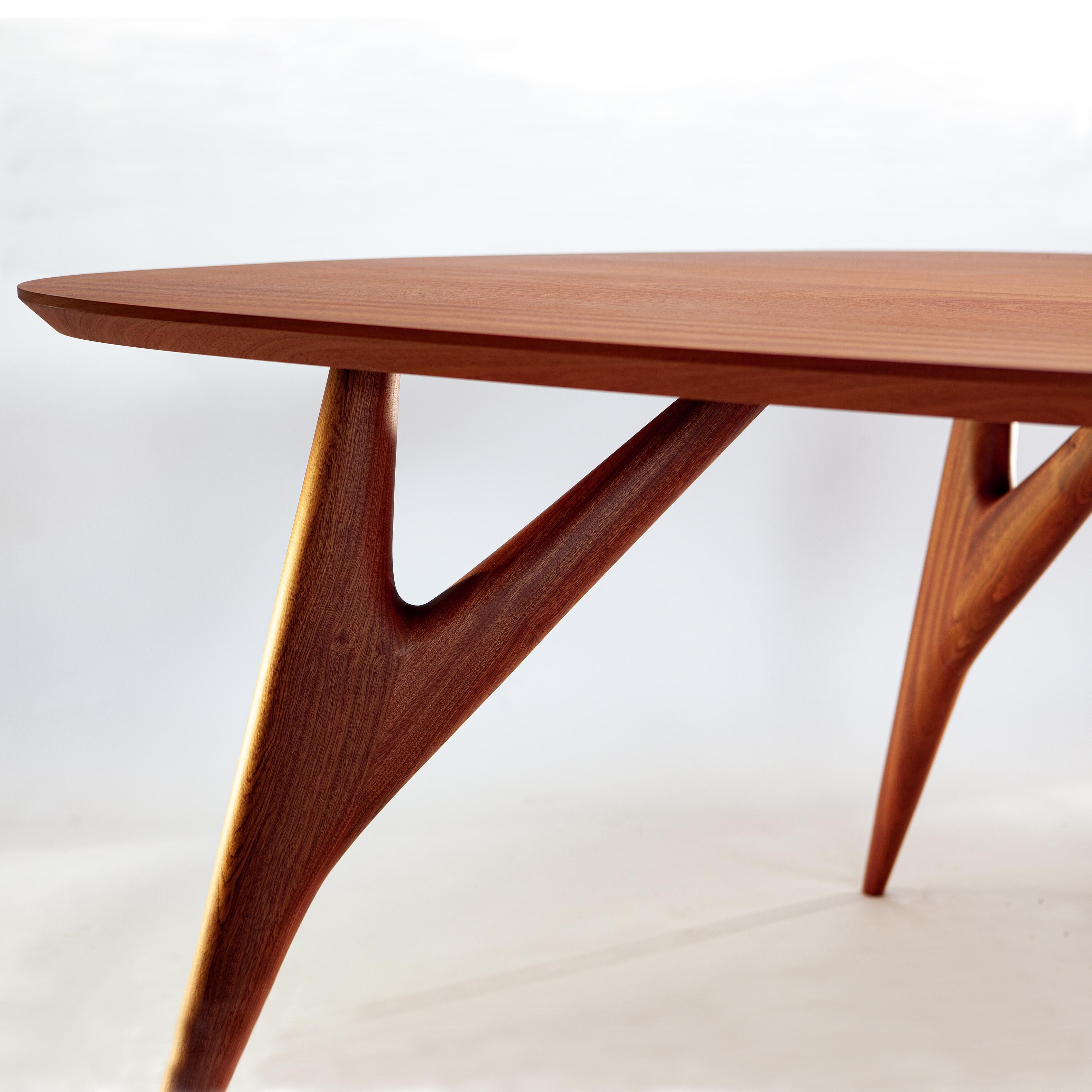 La mesa de comedor TED Masterpiece de caoba maciza de GREYGE es una audaz declaración escultural para interiores refinados. Fabricada artesanalmente en Italia, esta mesa de comedor contemporánea revela el rico brillo marrón rojizo de la caoba fina,