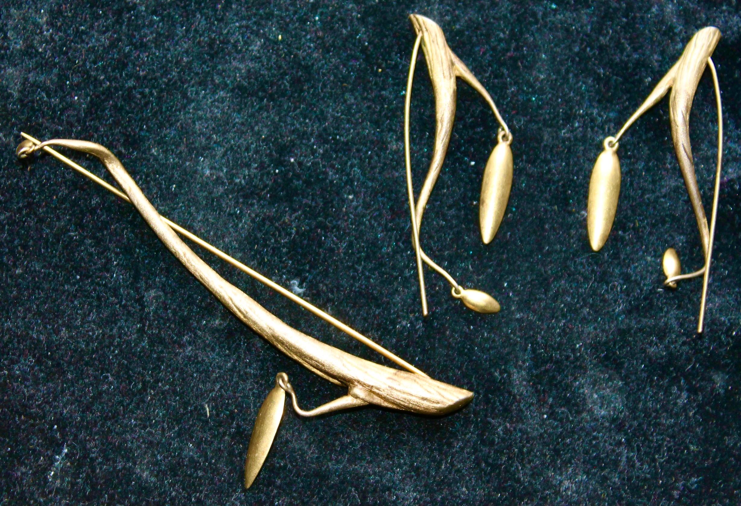 Form, proportion and balance, all come together with Meuhlings' imaginative approach
to natural organic form to create a highly original style.  This vintage 'twig and pod' brooch and earrings set in 18K gold plated bronze are important examples of