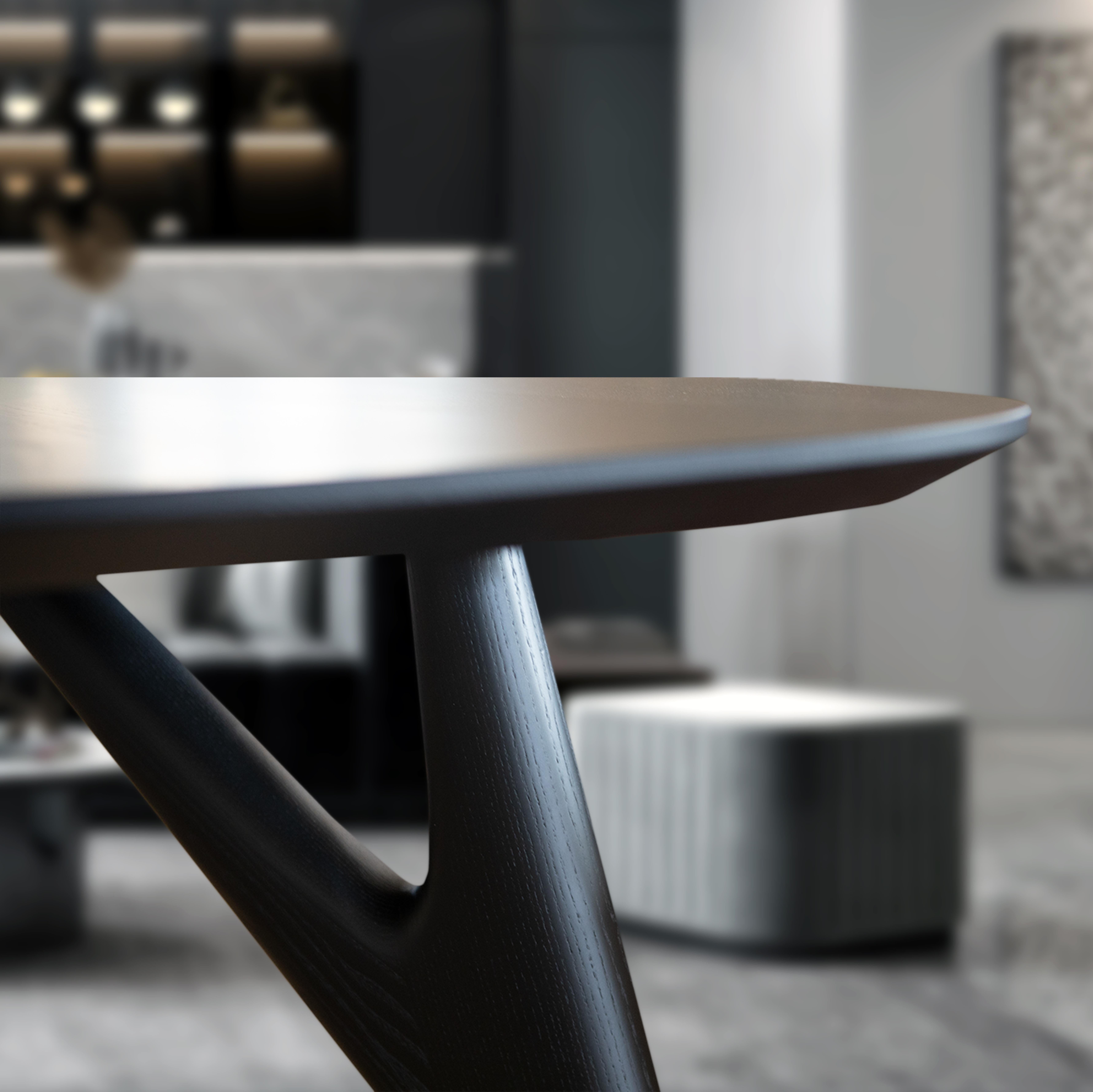 TED Nero - Mesa de comedor italiana de fresno negro con base triangular de diseño en Nuevo estado para la venta en Roma, IT
