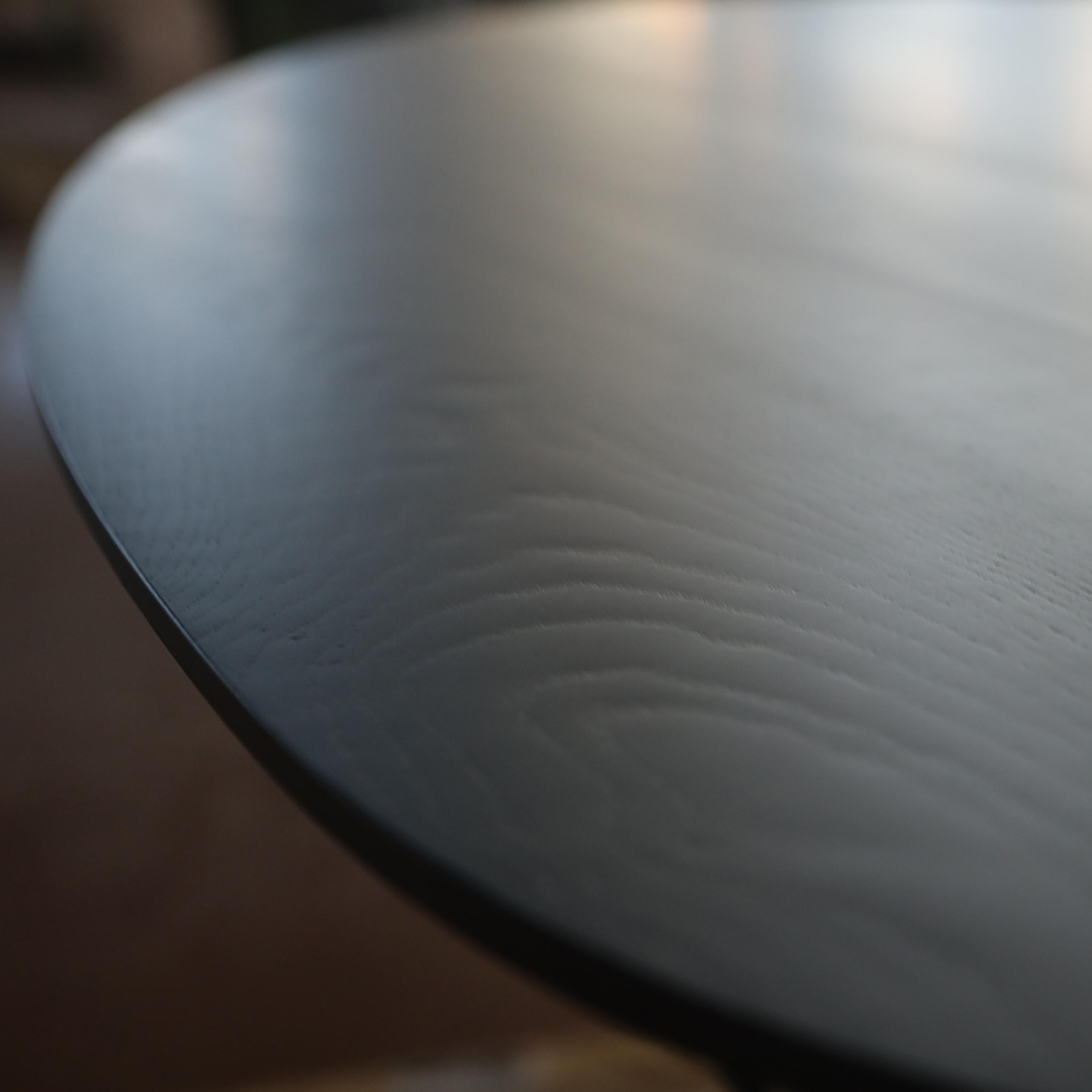 TED Nero - Mesa de comedor italiana de fresno negro con base triangular de diseño Contemporáneo en venta