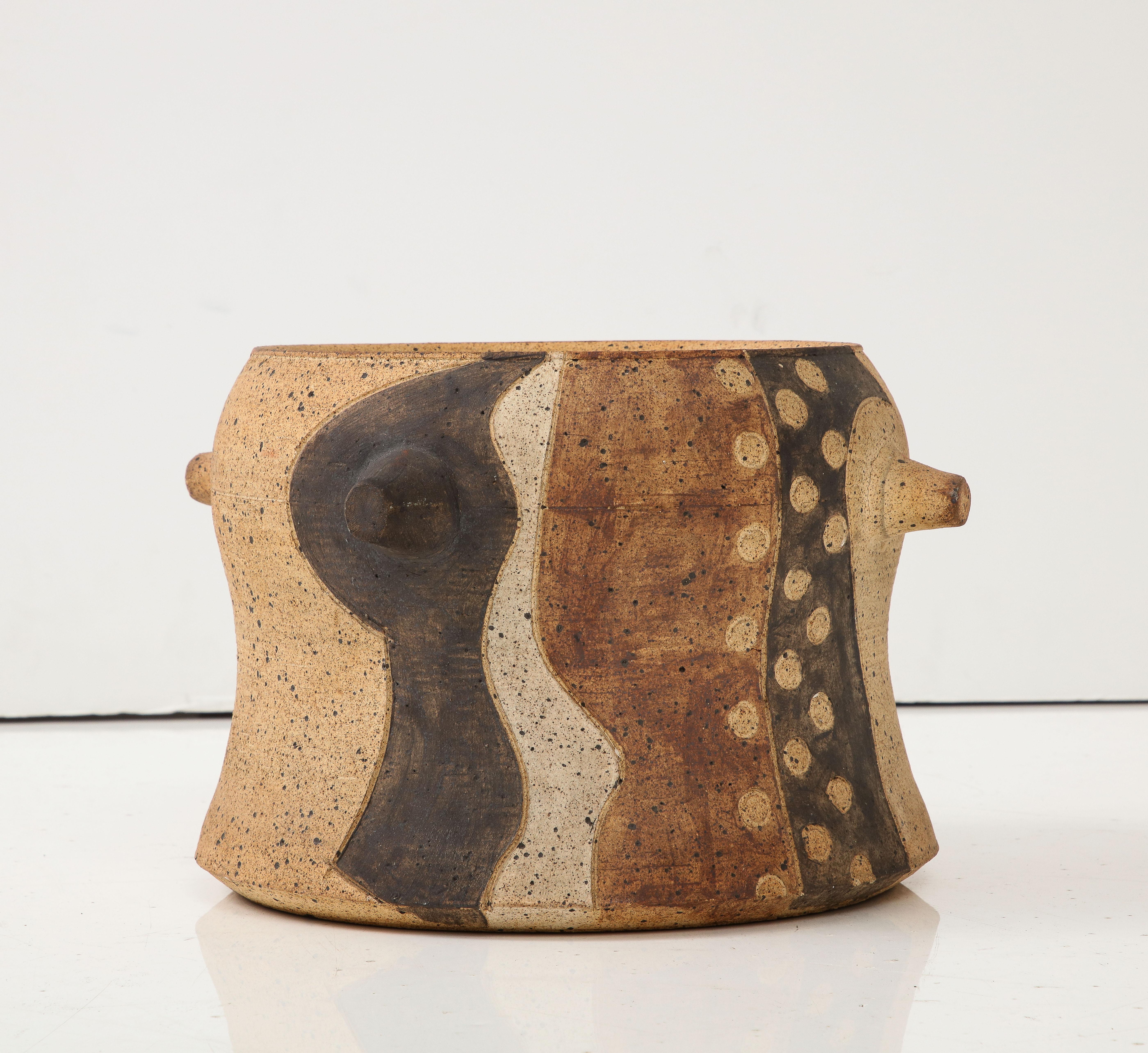 Vase décoratif en poterie moderniste des années 1970 par l'artiste bien connu Ted Randall, en état d'origine vintage avec quelques usures et patines dues à l'âge et à l'utilisation.