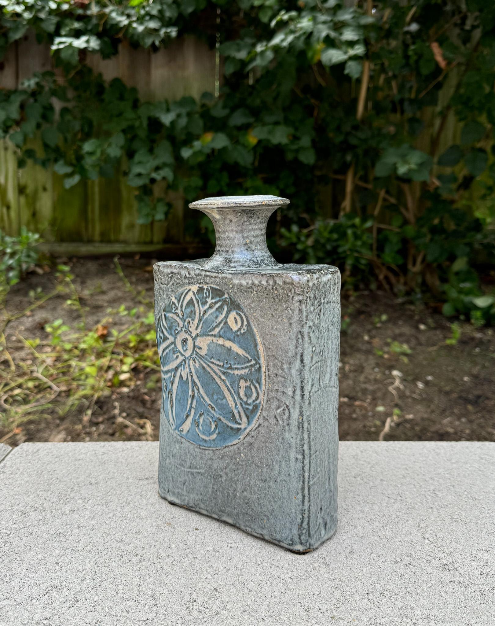 Vaso in ceramica Ted Saito, California, c.1970 In condizioni buone in vendita a San Juan Capistrano, CA
