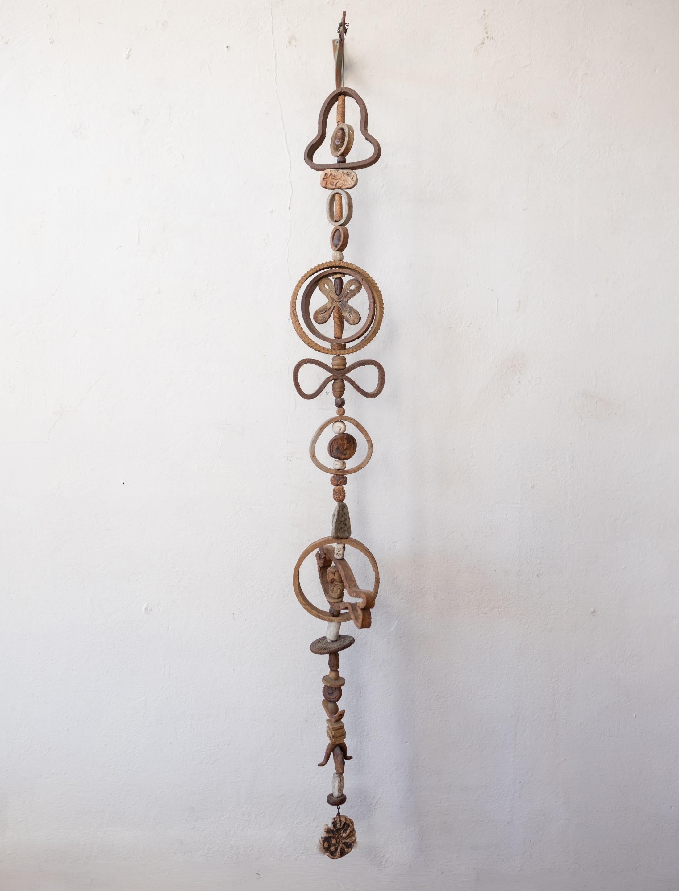 Ted Saito, hängende kinetische Keramikskulptur, 1970er Jahre. Das Stück kann sowohl drinnen als auch draußen verwendet werden. Saito war Teil der Kunstszene von San Diego und arbeitete mit Ton, Metall und zweidimensionalen Formaten. Im Balboa Park