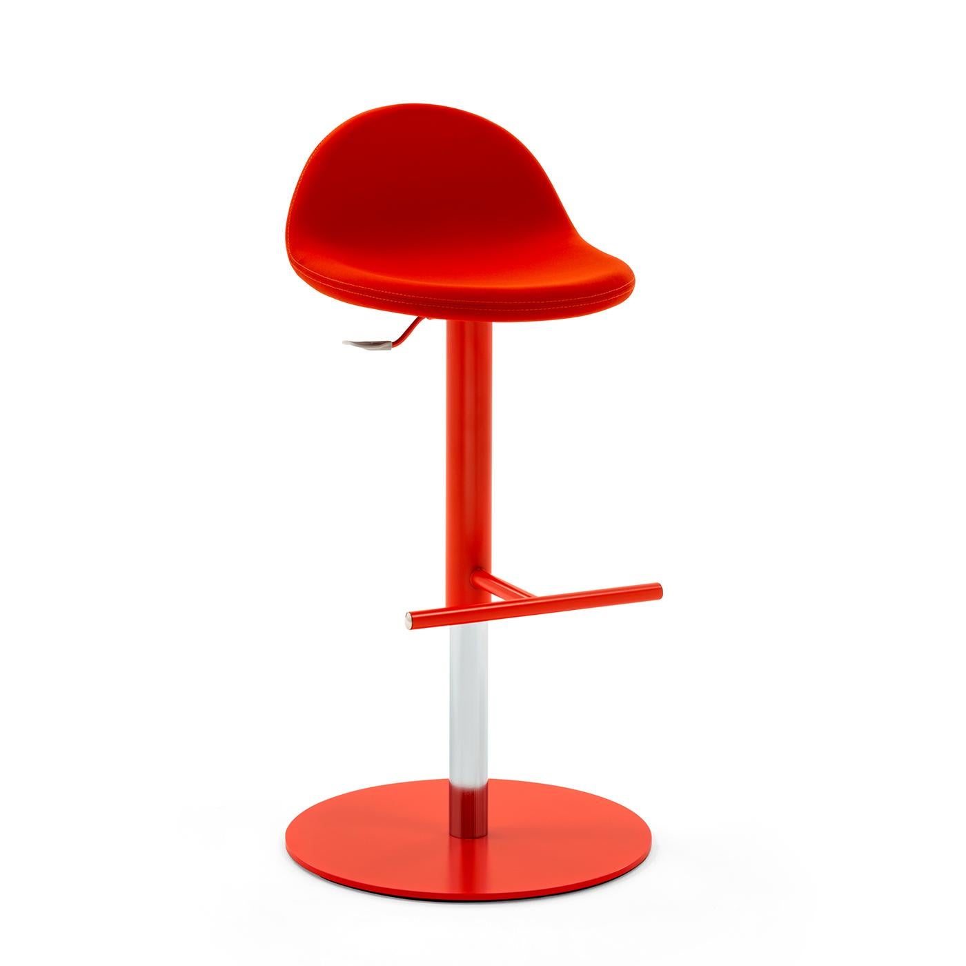 Este exclusivo taburete de acero, que forma parte de una serie de diseños ajustables con bomba de gas, es un complemento vibrante para barras o mostradores de cocina contemporáneos. La base de pedestal equipada con un práctico reposapiés comparte