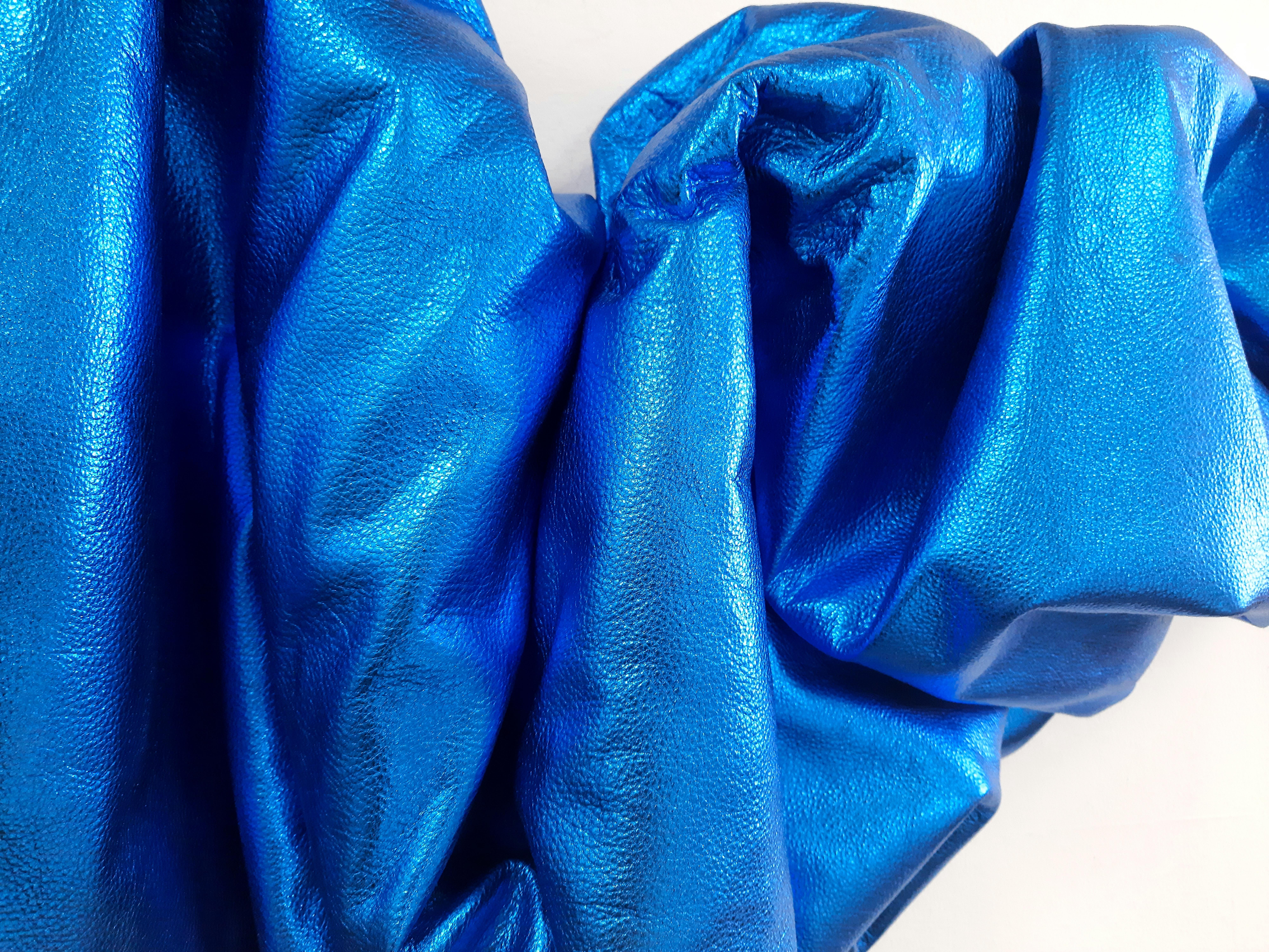 Drape Blue 107 (pliegues pop slick metálico liso cuero pared escultura arte) - Mixed Media Art Arte pop de Ted VanCleave
