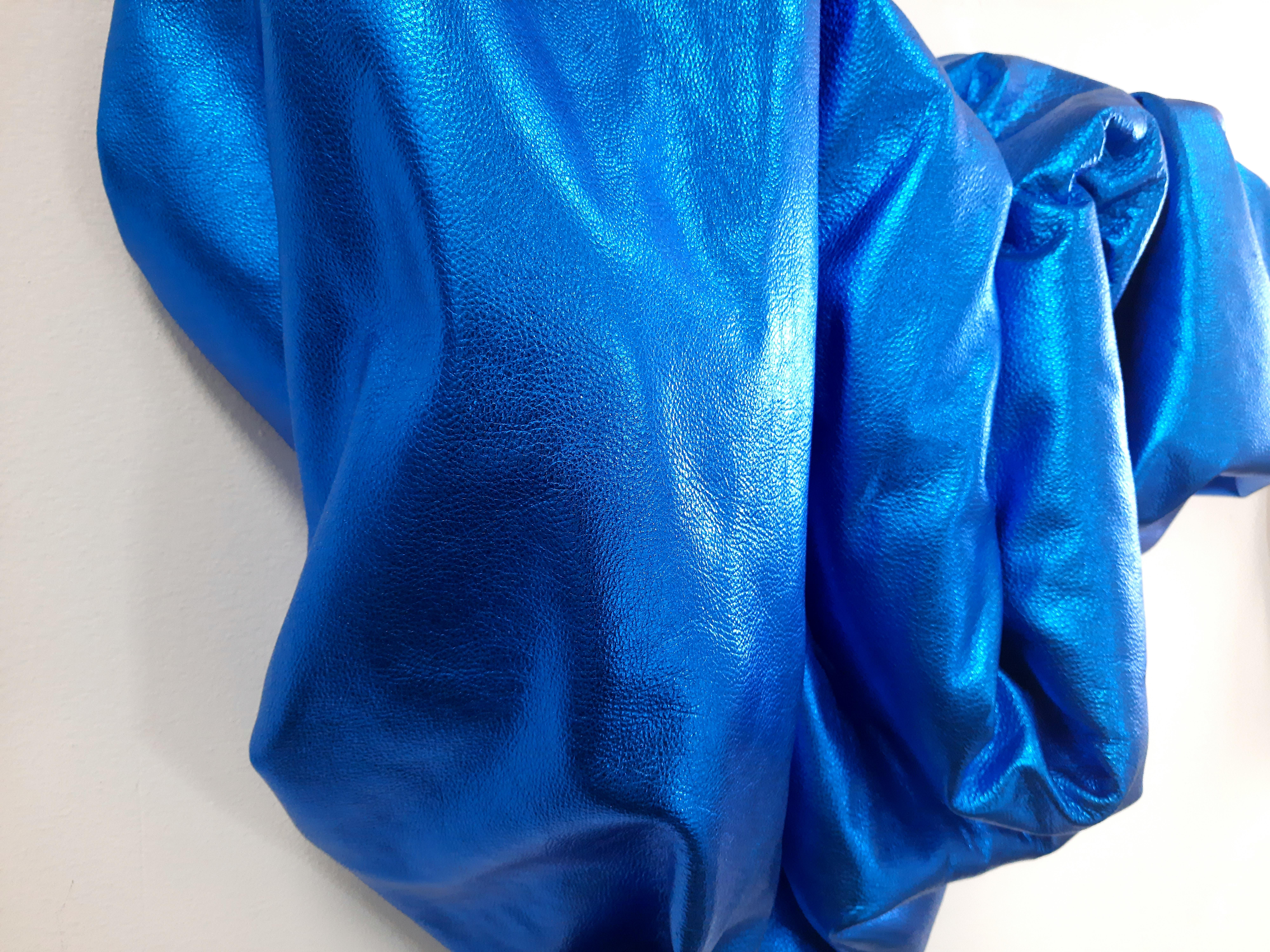 Blau 107 (folds pop slick metallic smooth leather wall sculpture art) im Angebot 1