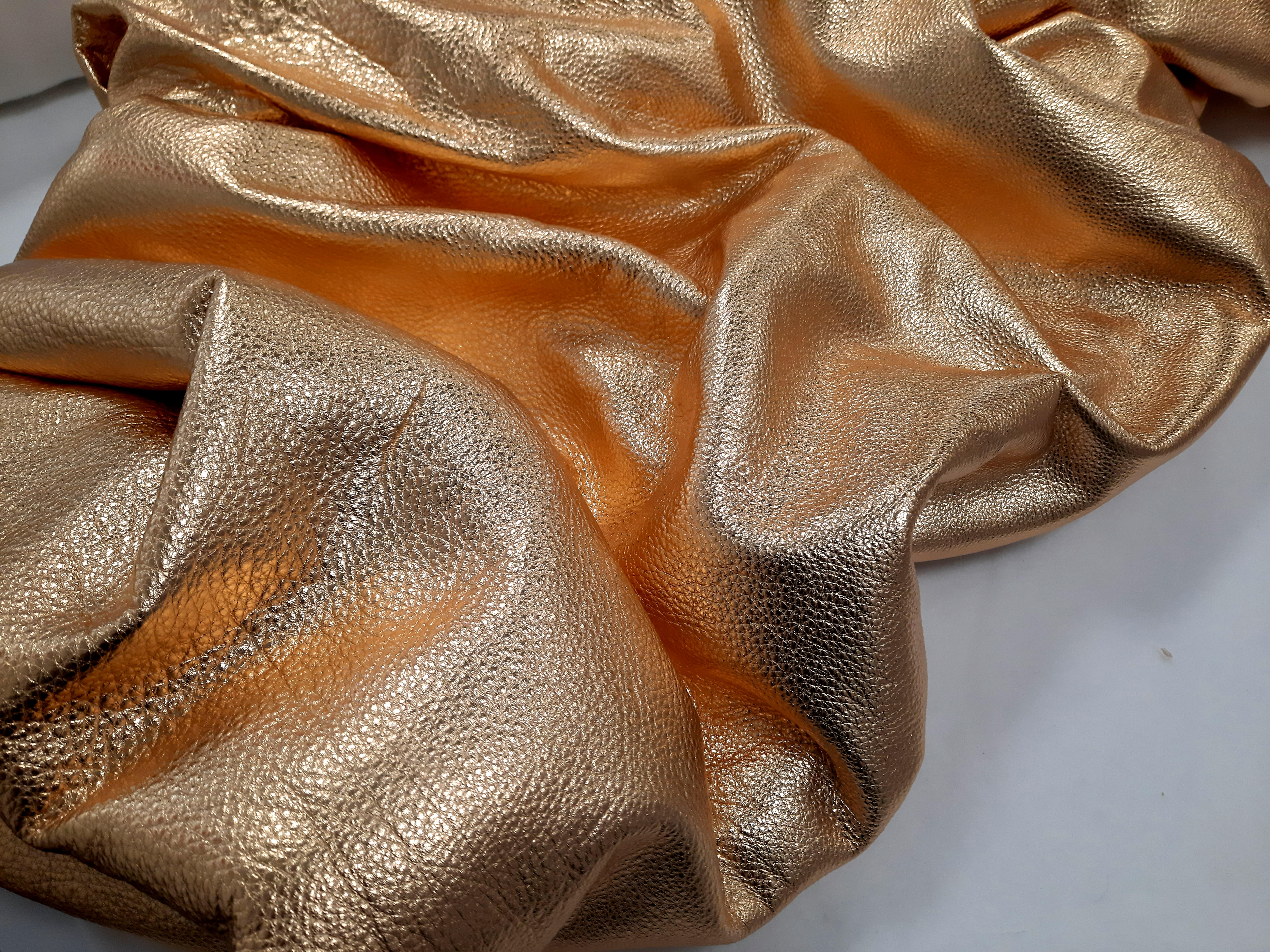 Drape Gold 113 (folds pop slick métallique lisse sculpture murale en cuir lisse art) en vente 1