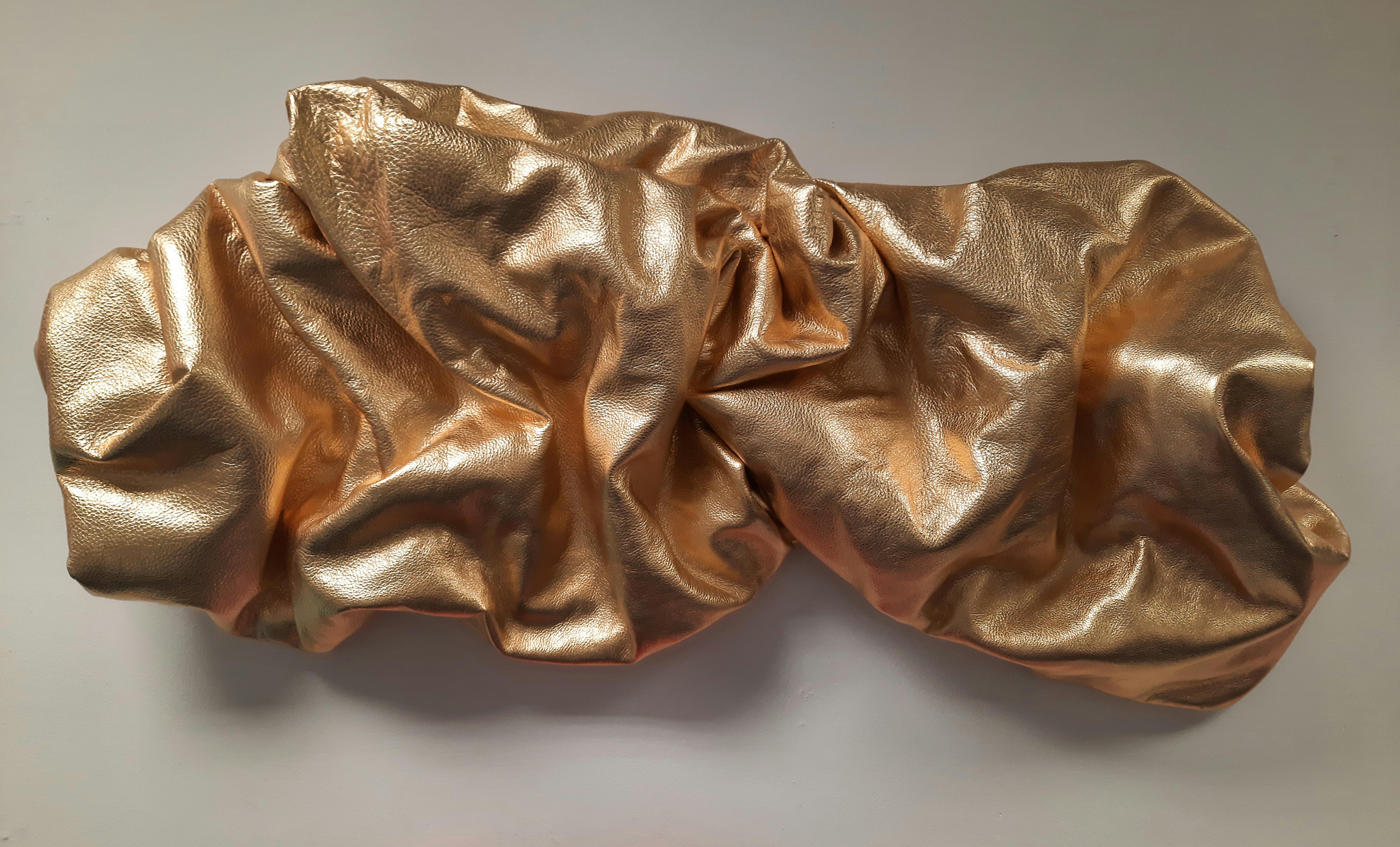 Drape Gold 113 (folds pop slick métallique lisse sculpture murale en cuir lisse art) - Mixed Media Art de Ted VanCleave