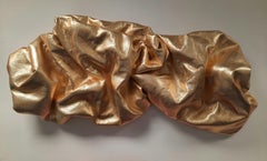 Drape Gold 113 (arte scultorea da parete in pelle liscia e metallica)