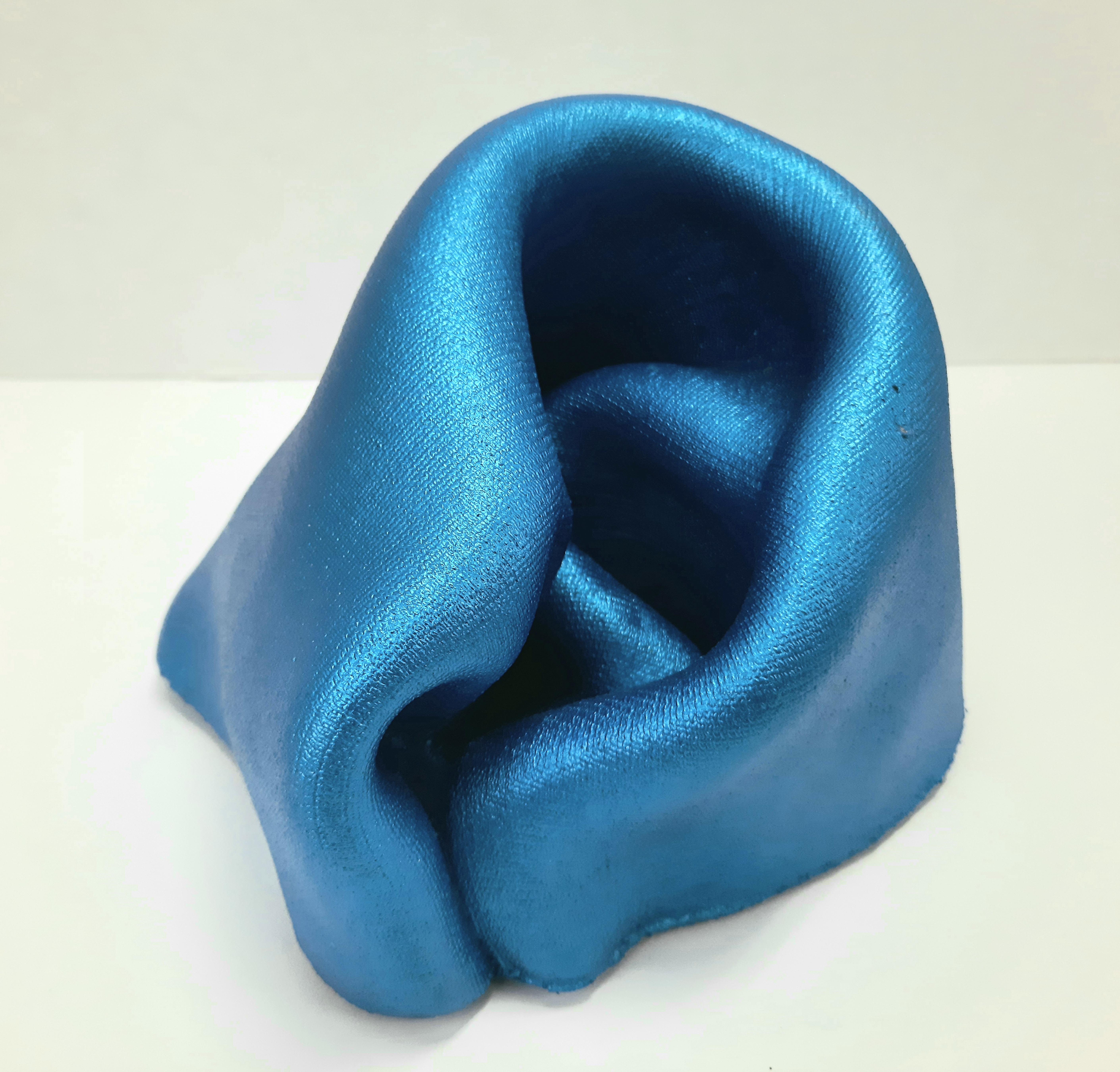sinuosité 151 bleu (petite sculpture abstraite en métal lisse pop art)