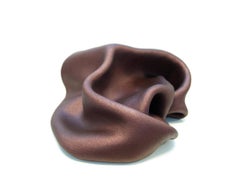Sinuosity en cerisier noir (sculpture à piédestal sculptée minimaliste courbée marron monochrome