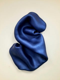 Sinuosidad en blutonio (escultura mural minimalista arte curvilíneo azul clásico)