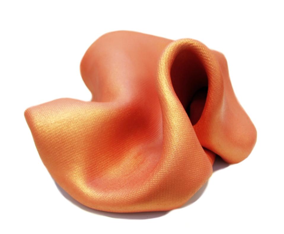 Abstract Sculpture de Ted VanCleave - Sinuosidad en oro pez naranja (escultura de mesa minimalista monocroma arte curvilíneo