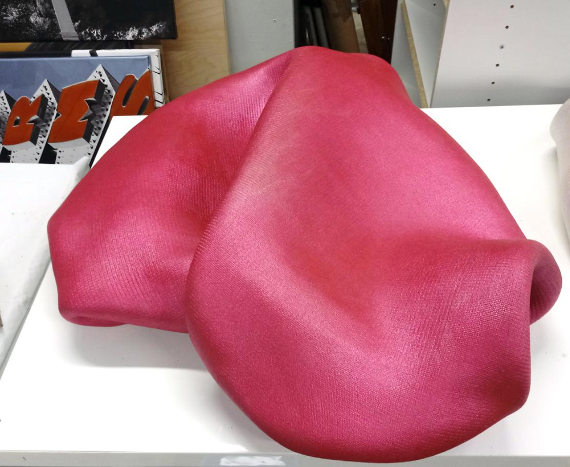 Sinuosity in Hot Pink (fushia Pop-Skulptur minimalistisches, gebogenes weißes Textil in Hot Pink)