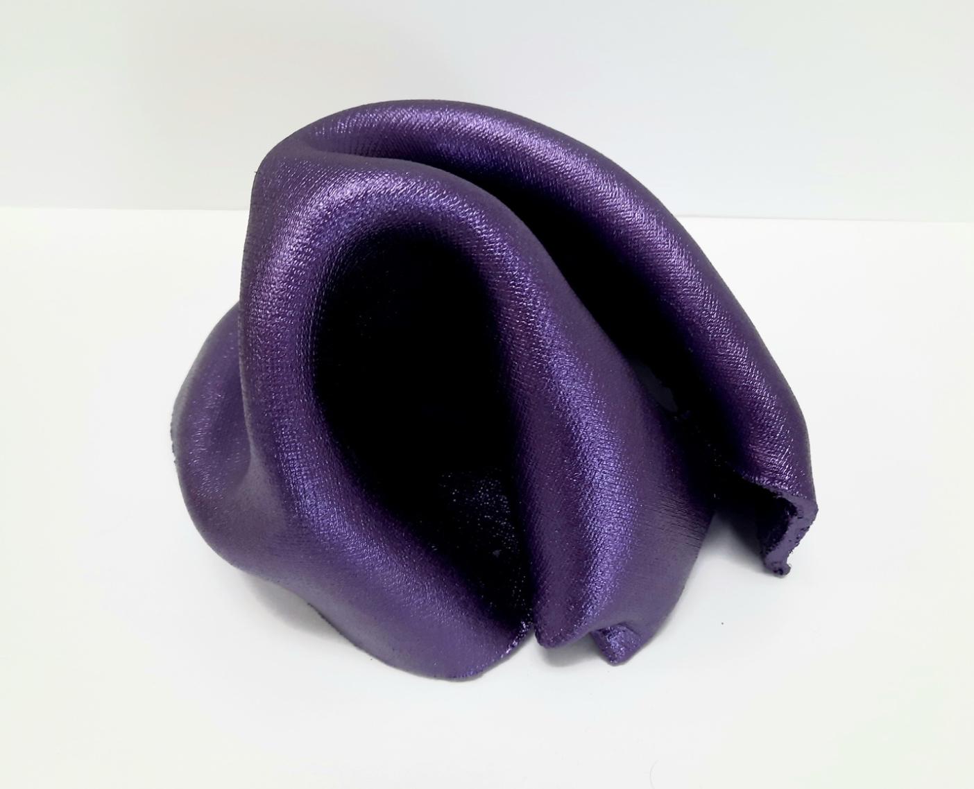 Sinuosity mini en violet  Petite sculpture abstraite lisse et métallique (pop)