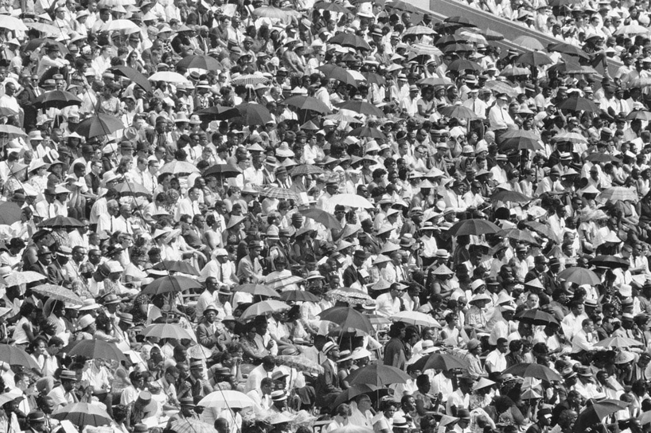 Ted Williams 
Bürgerrechte, 1964
Silber-Gelatine-Druck
20 x 24 Zoll
Nachlassgestempelte und nummerierte Auflage
mit Echtheitszertifikat

Menschenmengen säumen die Tribüne, um eine Rede von Dr. Martin Luther King bei der "Illinois Rally for Civil