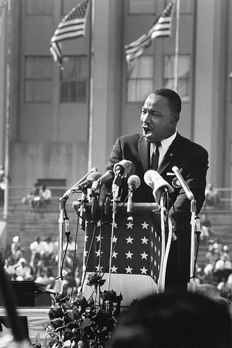 Ted Williams 
Dr. Martin Luther King, 1964
Silber-Gelatine-Druck
16 x 20 Zoll
Nachlassgestempelte und nummerierte Auflage
mit Echtheitszertifikat

Dr. Martin Luther King hält eine Rede auf der "Illinois Rally for Civil Rights" im Soldier Field in