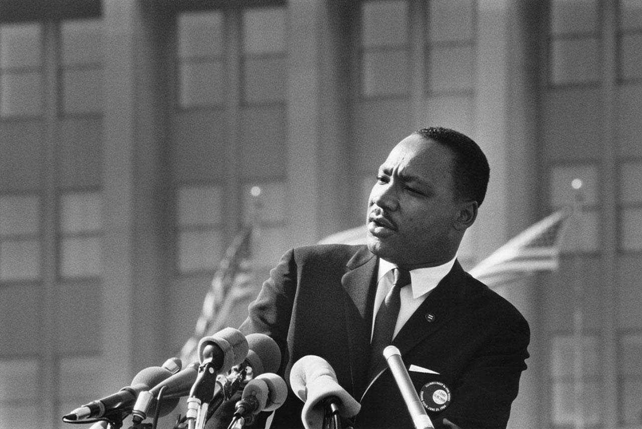 Ted Williams 
Dr. Martin Luther King, 1964
Silber-Gelatine-Druck
16 x 20 Zoll
Nachlassgestempelte und nummerierte Auflage
mit Echtheitszertifikat

Dr. Martin Luther King hält eine Rede auf der "Illinois Rally for Civil Rights" im Soldier Field in